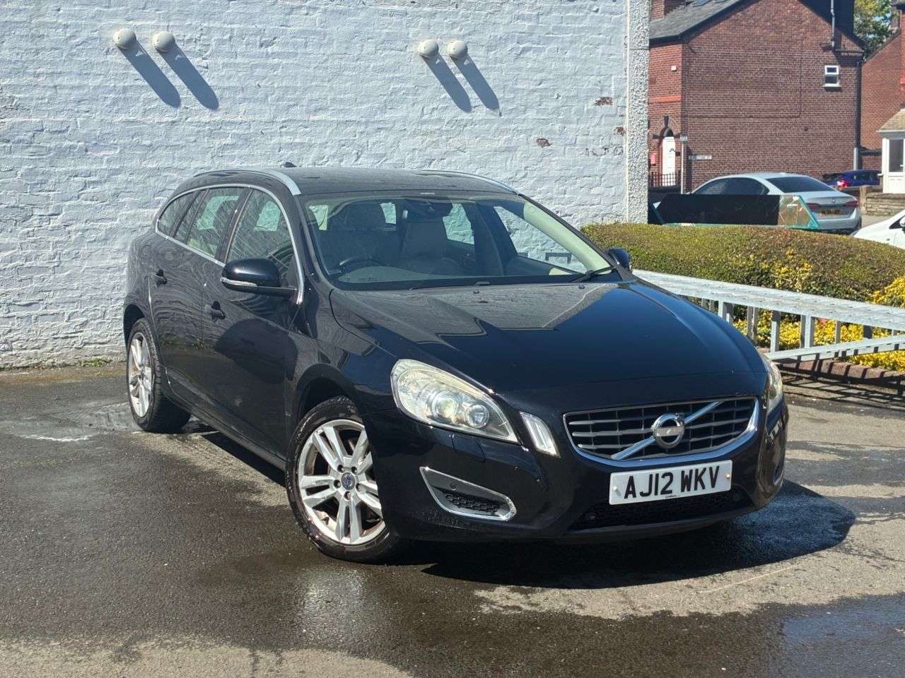 A 2012 VOLVO V60 2.4 D5 SE Lux Nav Estate 5dr Diesel Geartronic Euro 5 (215 ps) COMPREHENSIV A 2012 VOLVO V60 2.4 D5 SE Lux Nav Estate 5dr Diesel Geartronic Euro 5 (215 ps) COMPREHENSIV