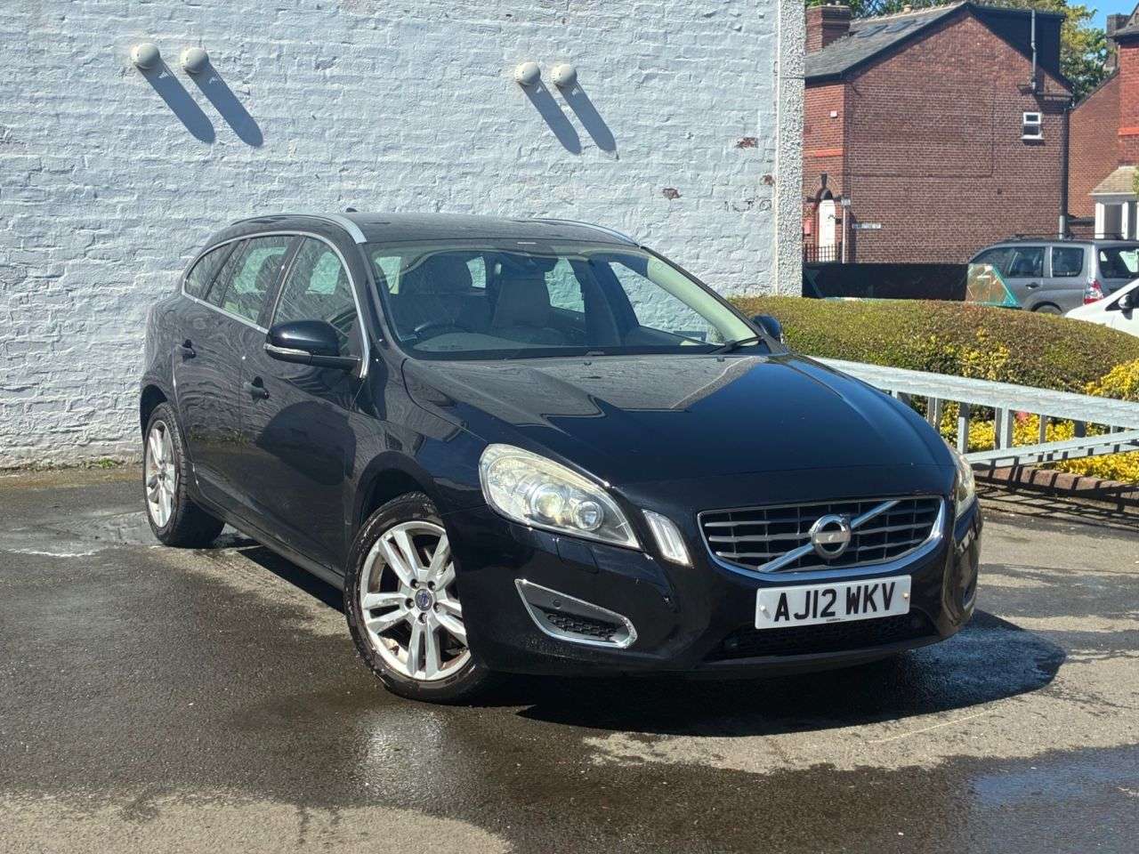 A 2012 VOLVO V60 2.4 D5 SE Lux Nav Estate 5dr Diesel Geartronic Euro 5 (215 ps) COMPREHENSIV A 2012 VOLVO V60 2.4 D5 SE Lux Nav Estate 5dr Diesel Geartronic Euro 5 (215 ps) COMPREHENSIV
