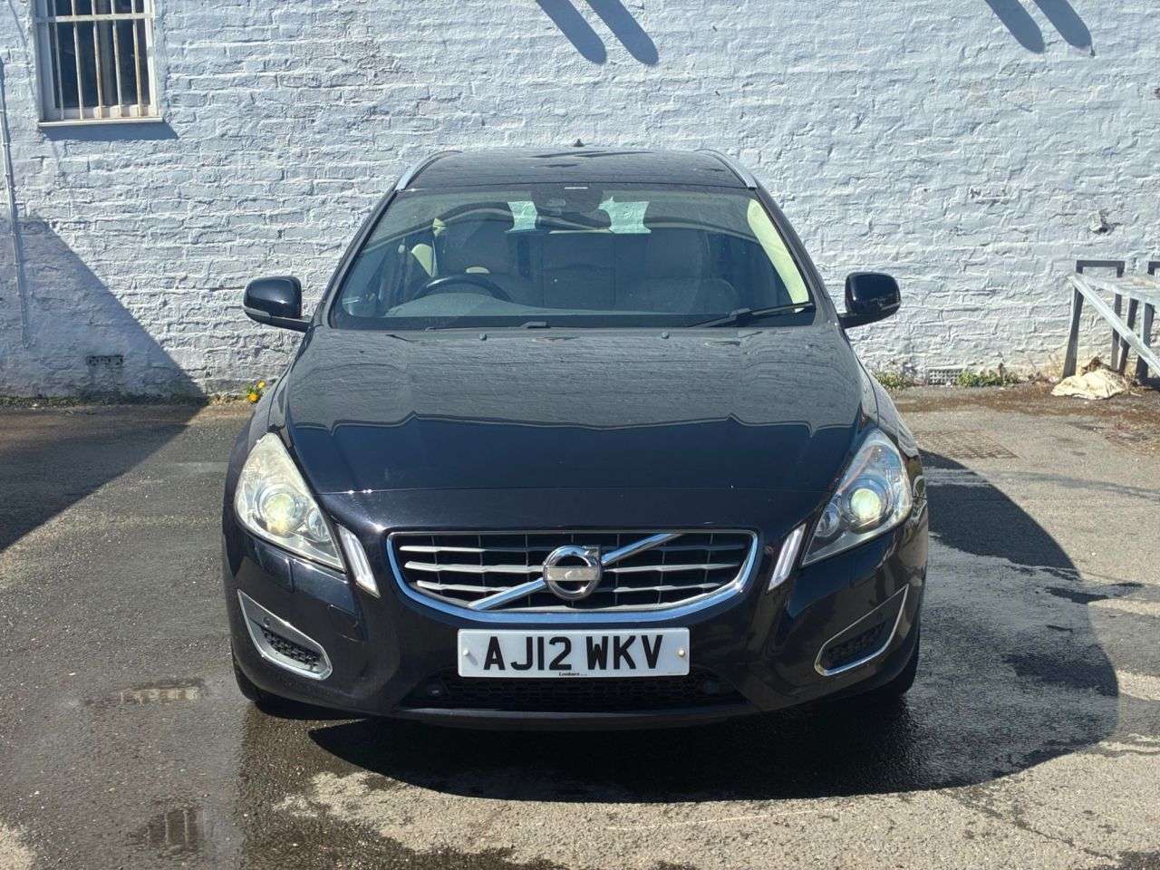 A 2012 VOLVO V60 2.4 D5 SE Lux Nav Estate 5dr Diesel Geartronic Euro 5 (215 ps) COMPREHENSIV A 2012 VOLVO V60 2.4 D5 SE Lux Nav Estate 5dr Diesel Geartronic Euro 5 (215 ps) COMPREHENSIV