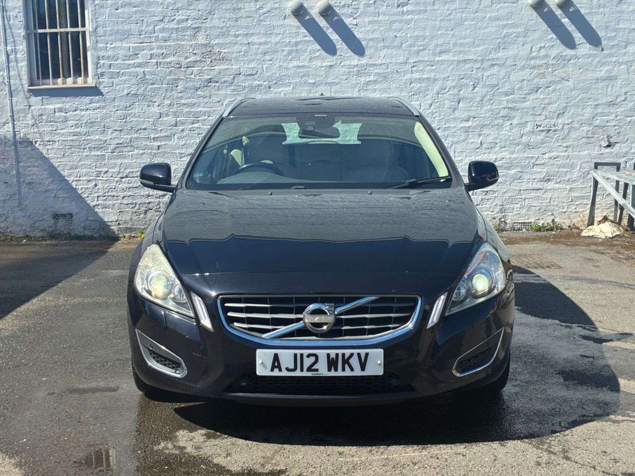 A 2012 VOLVO V60 2.4 D5 SE Lux Nav Estate 5dr Diesel Geartronic Euro 5 (215 ps) COMPREHENSIV A 2012 VOLVO V60 2.4 D5 SE Lux Nav Estate 5dr Diesel Geartronic Euro 5 (215 ps) COMPREHENSIV