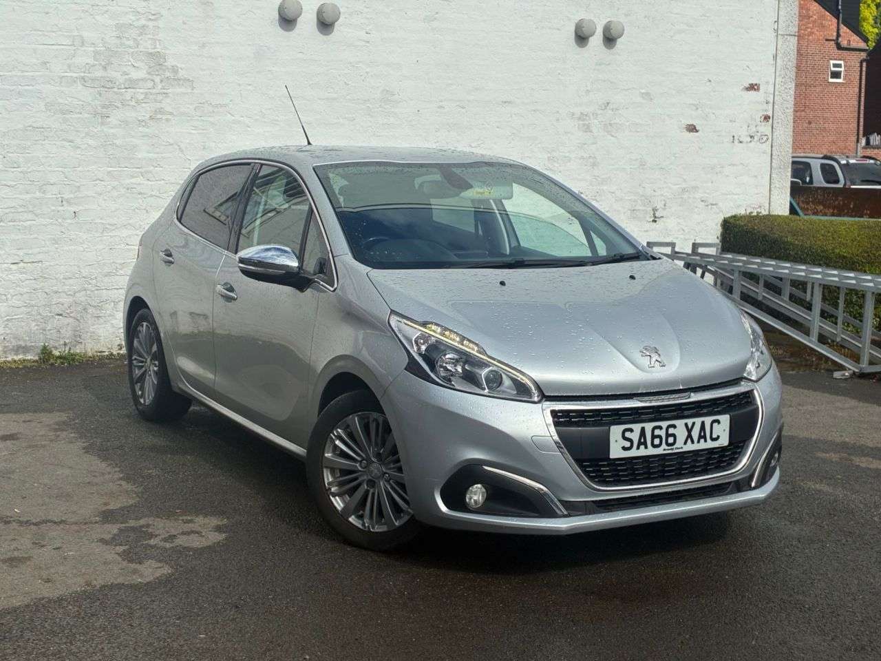 A 2016 PEUGEOT 208 1.2 PureTech Allure Hatchback 5dr Petrol Manual Euro 6 (82 ps) 2 KEYS, APPL A 2016 PEUGEOT 208 1.2 PureTech Allure Hatchback 5dr Petrol Manual Euro 6 (82 ps) 2 KEYS, APPL