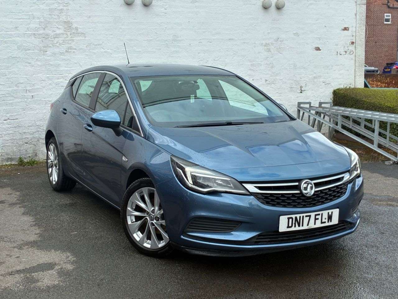 A 2017 VAUXHALL ASTRA 1.4i Turbo Design Hatchback 5dr Petrol Manual Euro 6 (125 ps) 2 KEYS,ALLOYS A 2017 VAUXHALL ASTRA 1.4i Turbo Design Hatchback 5dr Petrol Manual Euro 6 (125 ps) 2 KEYS,ALLOYS