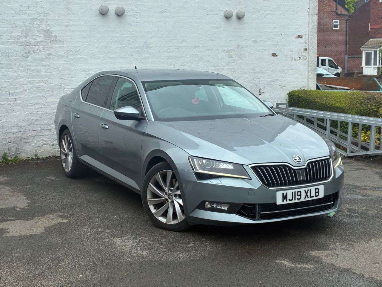 A 2019 SKODA SUPERB 2.0 TDI SE L Executive Hatchback 5dr Diesel DSG Euro 6 (s/s) (190 ps) COMPR A 2019 SKODA SUPERB 2.0 TDI SE L Executive Hatchback 5dr Diesel DSG Euro 6 (s/s) (190 ps) COMPR