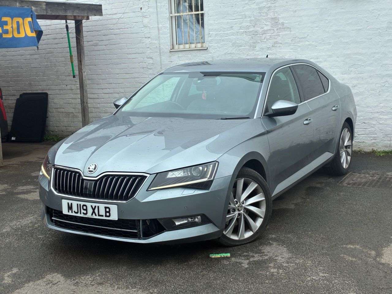 A 2019 SKODA SUPERB 2.0 TDI SE L Executive Hatchback 5dr Diesel DSG Euro 6 (s/s) (190 ps) COMPR A 2019 SKODA SUPERB 2.0 TDI SE L Executive Hatchback 5dr Diesel DSG Euro 6 (s/s) (190 ps) COMPR