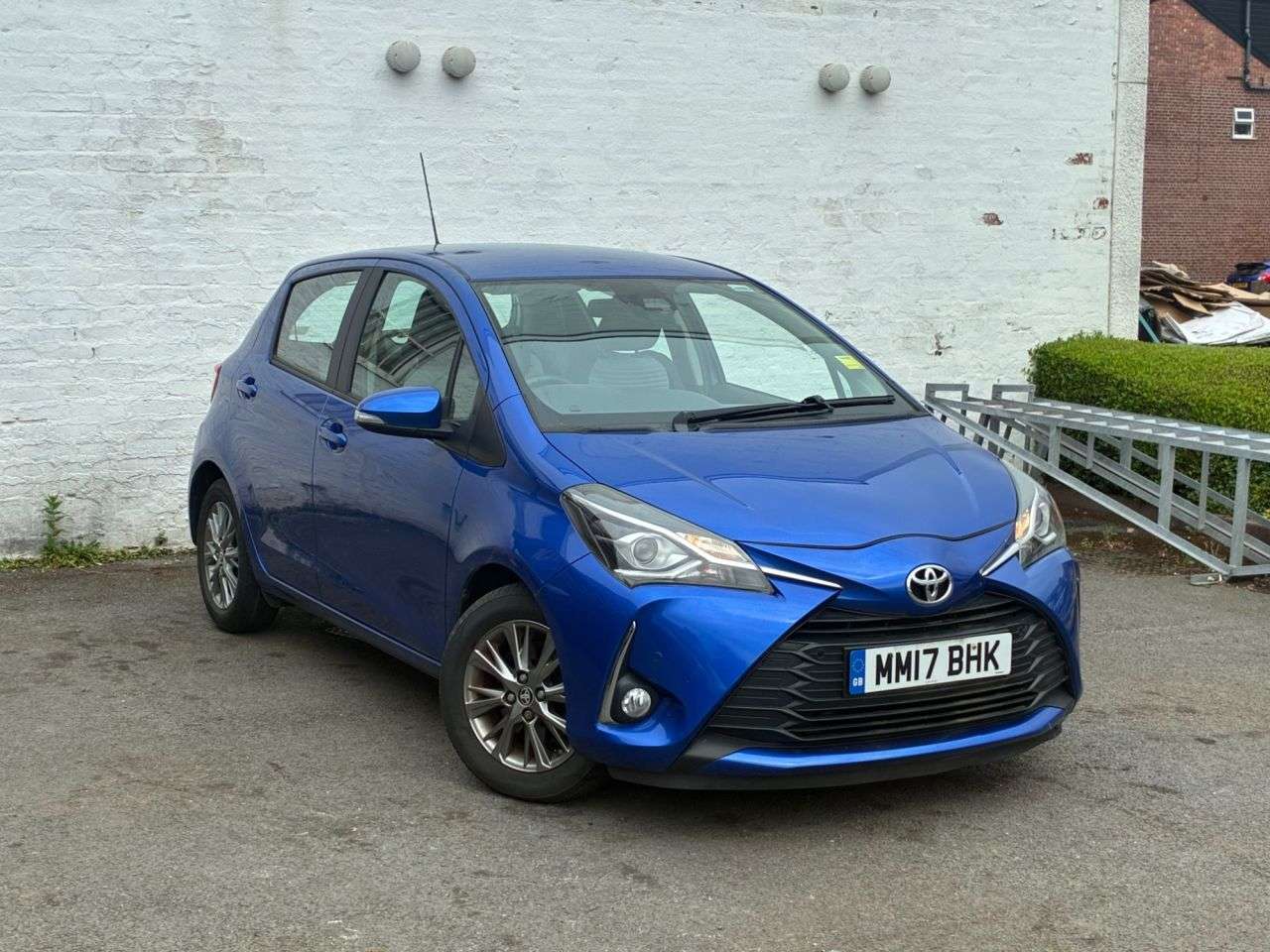 A 2017 TOYOTA YARIS 1.5 VVT-i Icon Tech Hatchback 5dr Petrol Manual Euro 6 (111 ps) THIS PERFEC A 2017 TOYOTA YARIS 1.5 VVT-i Icon Tech Hatchback 5dr Petrol Manual Euro 6 (111 ps) THIS PERFEC