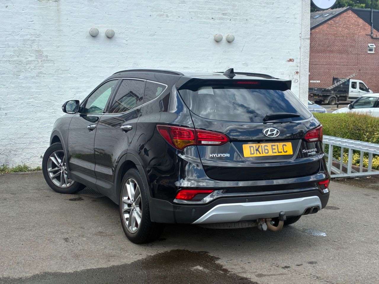 A 2016 HYUNDAI SANTA FE 2.2 CRDi Blue Drive Premium SE SUV 5dr Diesel Auto 4WD Euro 6 (s/s) (7 Seat A 2016 HYUNDAI SANTA FE 2.2 CRDi Blue Drive Premium SE SUV 5dr Diesel Auto 4WD Euro 6 (s/s) (7 Seat
