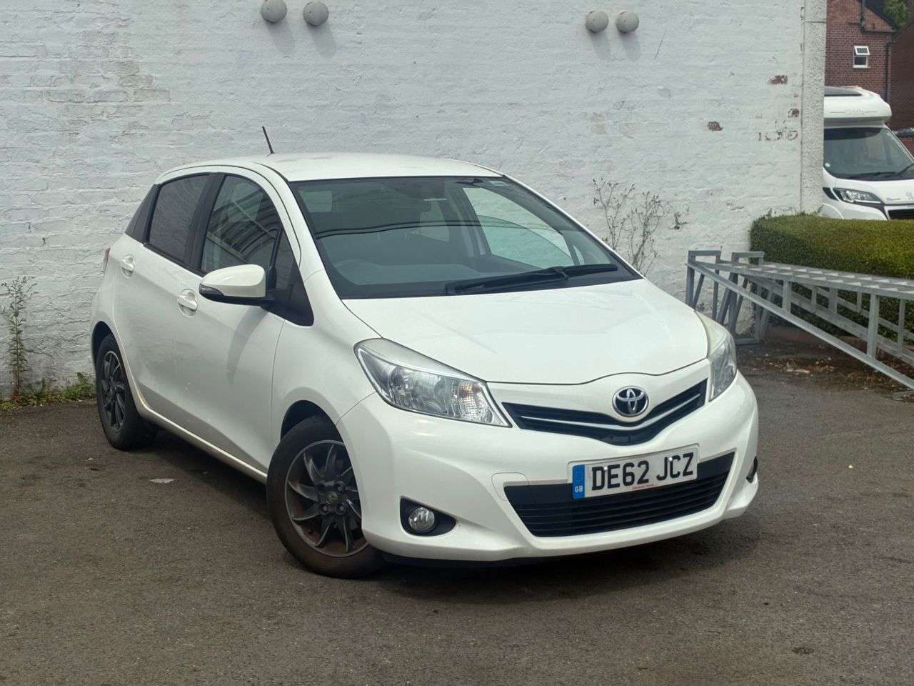 A 2012 TOYOTA YARIS 1.0 VVT-i Edition Hatchback 5dr Petrol Manual Euro 5 (69 ps) ONE OWNER FROM A 2012 TOYOTA YARIS 1.0 VVT-i Edition Hatchback 5dr Petrol Manual Euro 5 (69 ps) ONE OWNER FROM