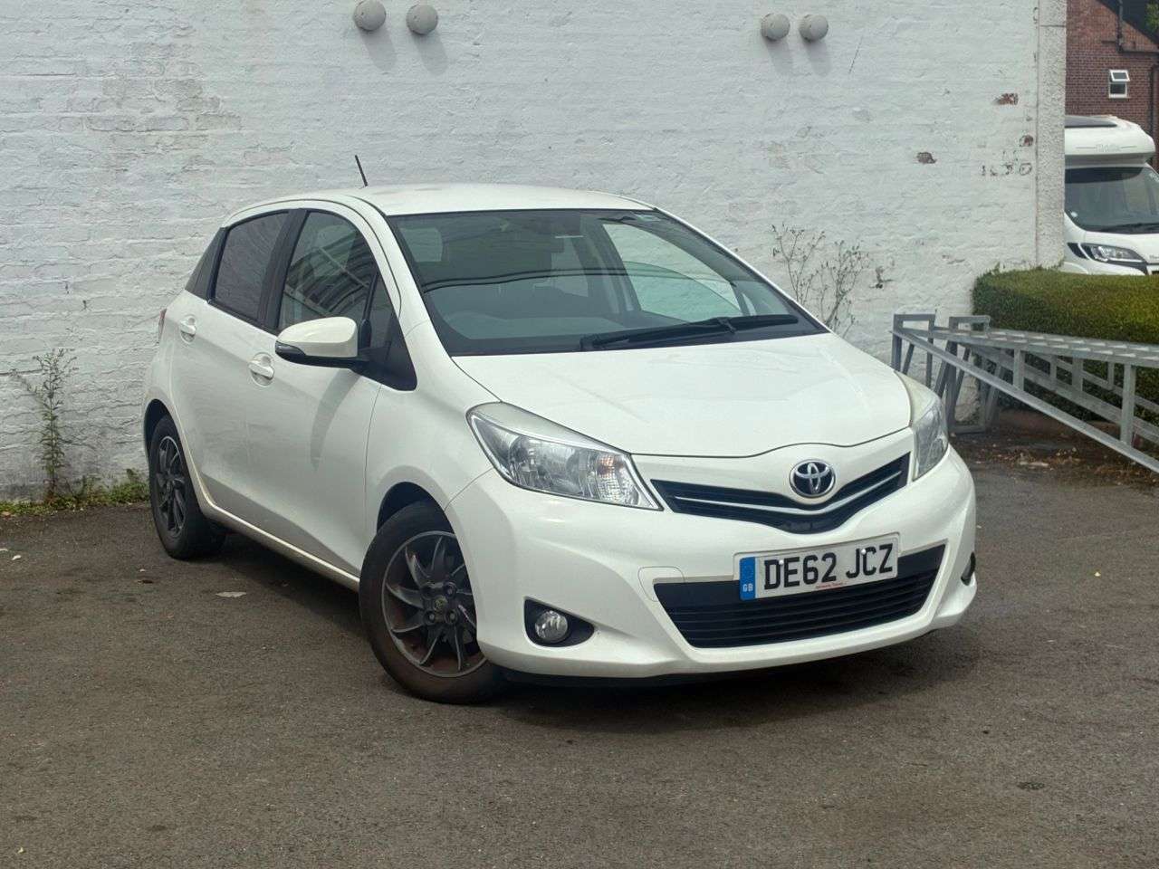 A 2012 TOYOTA YARIS 1.0 VVT-i Edition Hatchback 5dr Petrol Manual Euro 5 (69 ps) ONE OWNER FROM A 2012 TOYOTA YARIS 1.0 VVT-i Edition Hatchback 5dr Petrol Manual Euro 5 (69 ps) ONE OWNER FROM