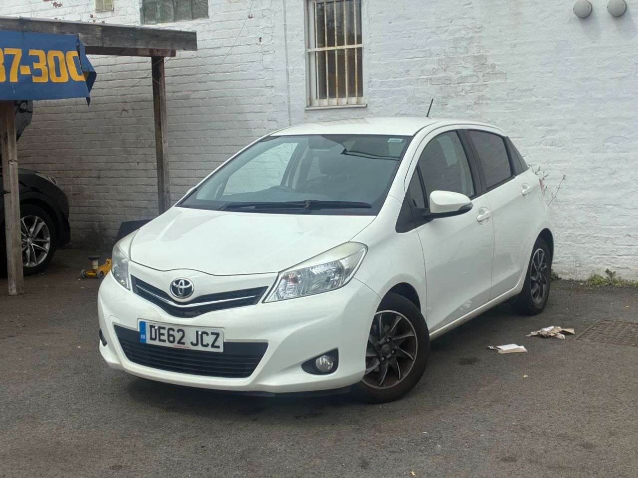 A 2012 TOYOTA YARIS 1.0 VVT-i Edition Hatchback 5dr Petrol Manual Euro 5 (69 ps) ONE OWNER FROM A 2012 TOYOTA YARIS 1.0 VVT-i Edition Hatchback 5dr Petrol Manual Euro 5 (69 ps) ONE OWNER FROM
