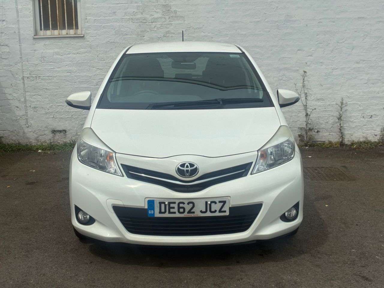 A 2012 TOYOTA YARIS 1.0 VVT-i Edition Hatchback 5dr Petrol Manual Euro 5 (69 ps) ONE OWNER FROM A 2012 TOYOTA YARIS 1.0 VVT-i Edition Hatchback 5dr Petrol Manual Euro 5 (69 ps) ONE OWNER FROM