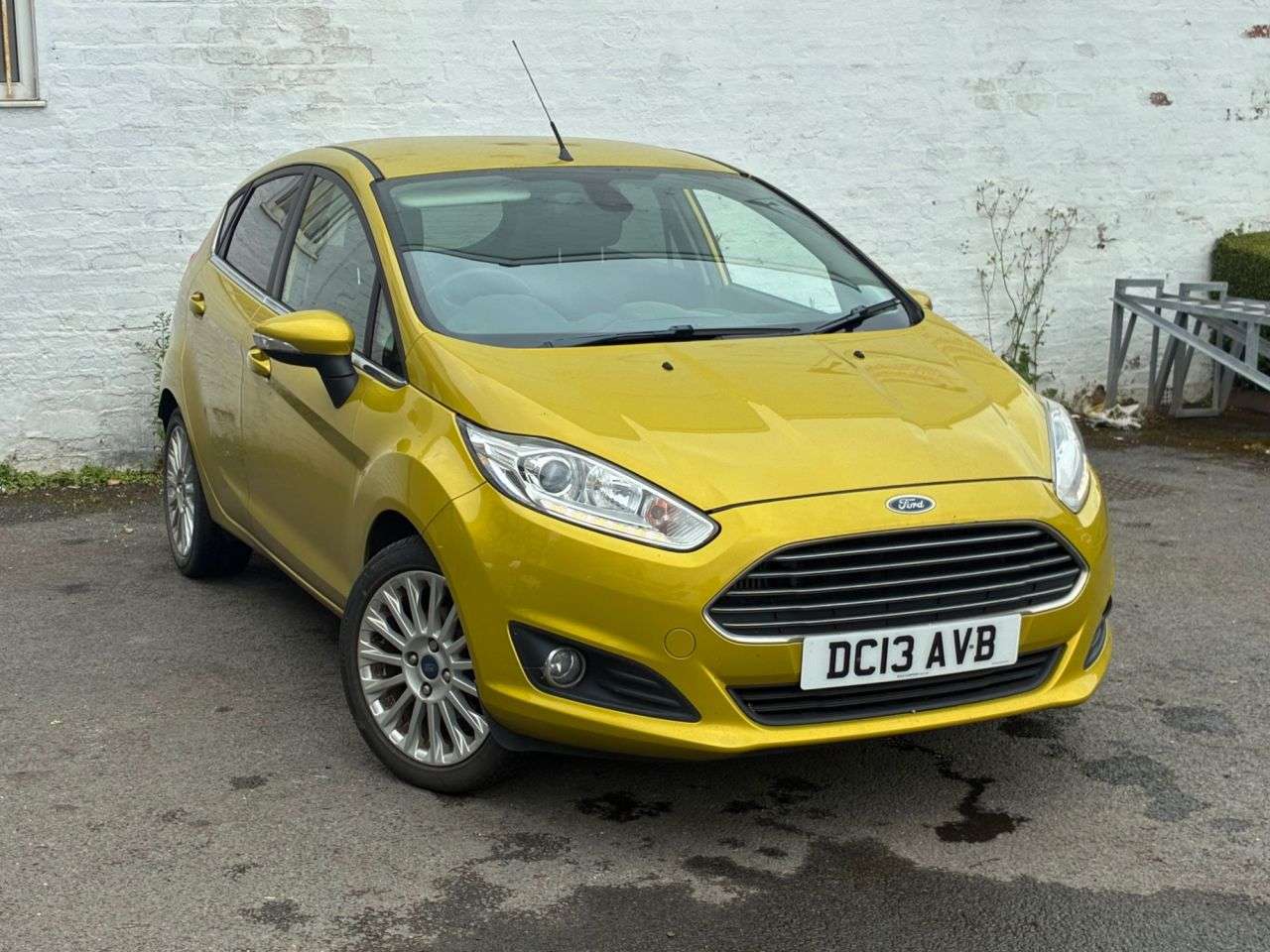A 2013 FORD FIESTA 1.0T EcoBoost Titanium Hatchback 5dr Petrol Manual Euro 5 (s/s) (125 ps) WE A 2013 FORD FIESTA 1.0T EcoBoost Titanium Hatchback 5dr Petrol Manual Euro 5 (s/s) (125 ps) WE