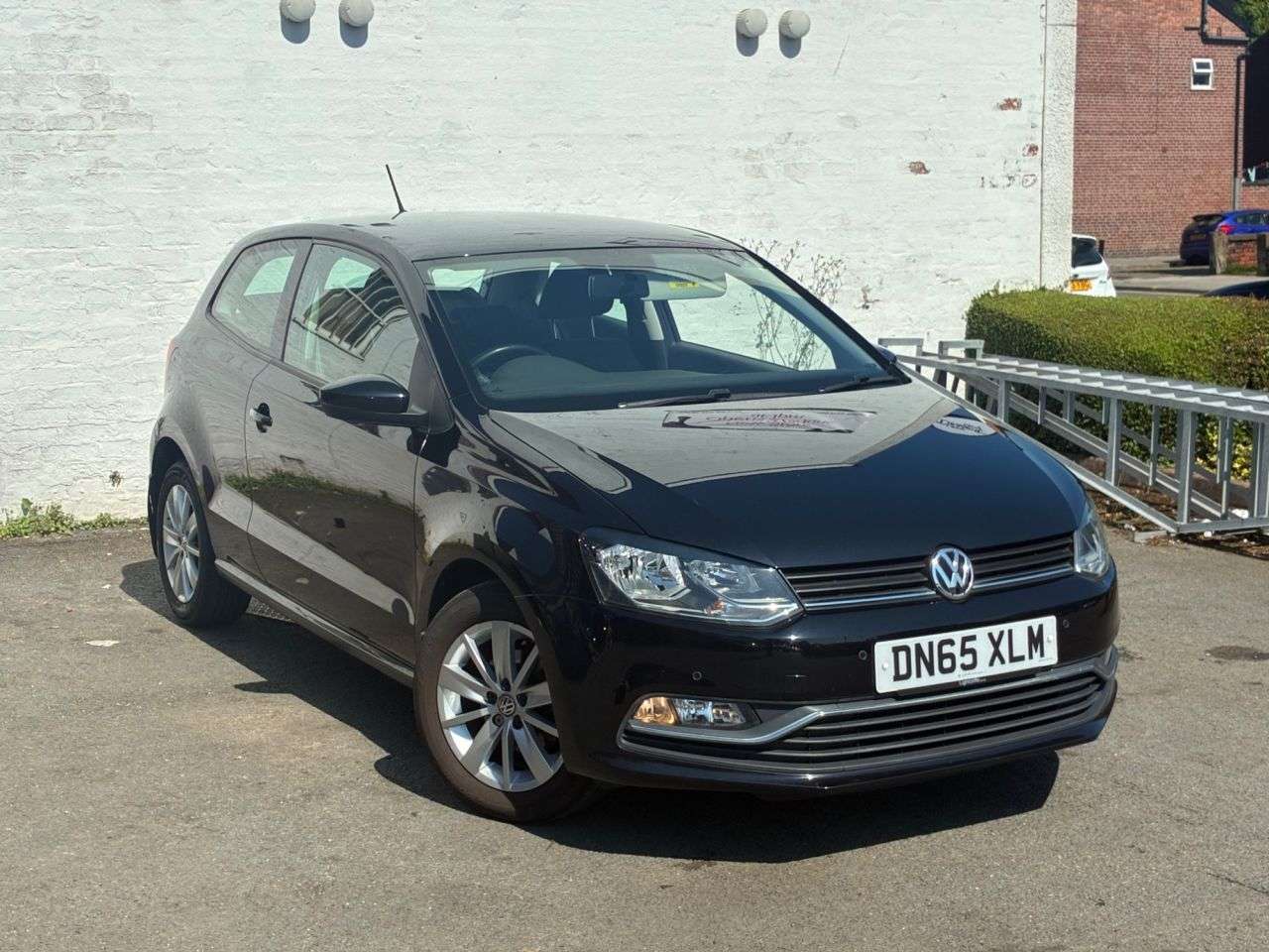 A 2015 VOLKSWAGEN POLO 1.2 TSI BlueMotion Tech SE Hatchback 3dr Petrol Manual Euro 6 (s/s) (90 ps) A 2015 VOLKSWAGEN POLO 1.2 TSI BlueMotion Tech SE Hatchback 3dr Petrol Manual Euro 6 (s/s) (90 ps)