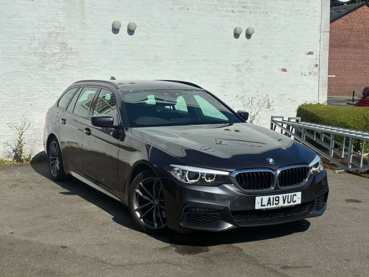 A 2019 BMW 5 SERIES 2.0 520d M Sport Touring 5dr Diesel Auto Euro 6 (s/s) (190 ps) COMPREHENSIV A 2019 BMW 5 SERIES 2.0 520d M Sport Touring 5dr Diesel Auto Euro 6 (s/s) (190 ps) COMPREHENSIV