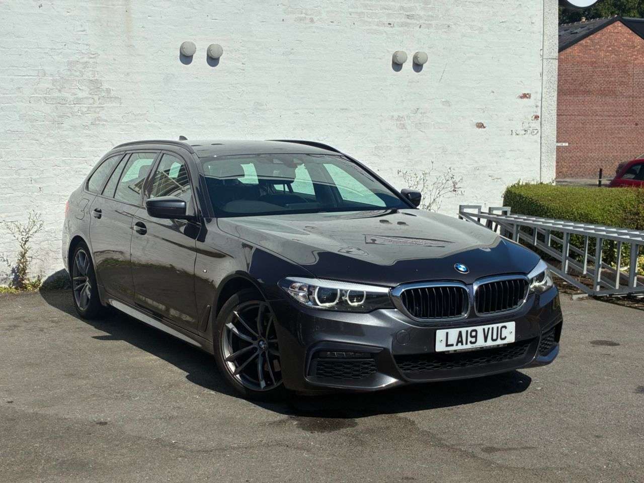 A 2019 BMW 5 SERIES 2.0 520d M Sport Touring 5dr Diesel Auto Euro 6 (s/s) (190 ps) COMPREHENSIV A 2019 BMW 5 SERIES 2.0 520d M Sport Touring 5dr Diesel Auto Euro 6 (s/s) (190 ps) COMPREHENSIV