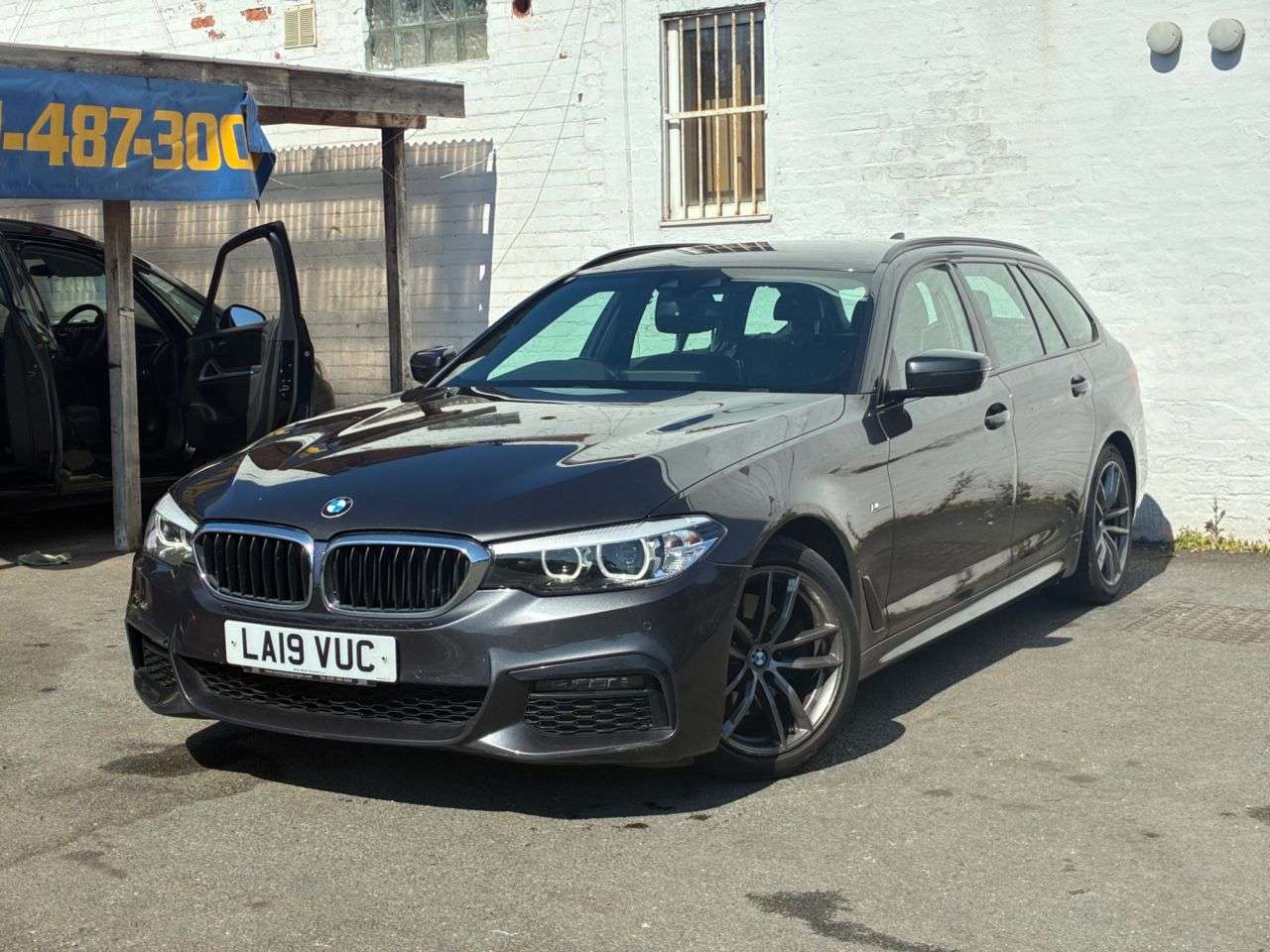 A 2019 BMW 5 SERIES 2.0 520d M Sport Touring 5dr Diesel Auto Euro 6 (s/s) (190 ps) COMPREHENSIV A 2019 BMW 5 SERIES 2.0 520d M Sport Touring 5dr Diesel Auto Euro 6 (s/s) (190 ps) COMPREHENSIV
