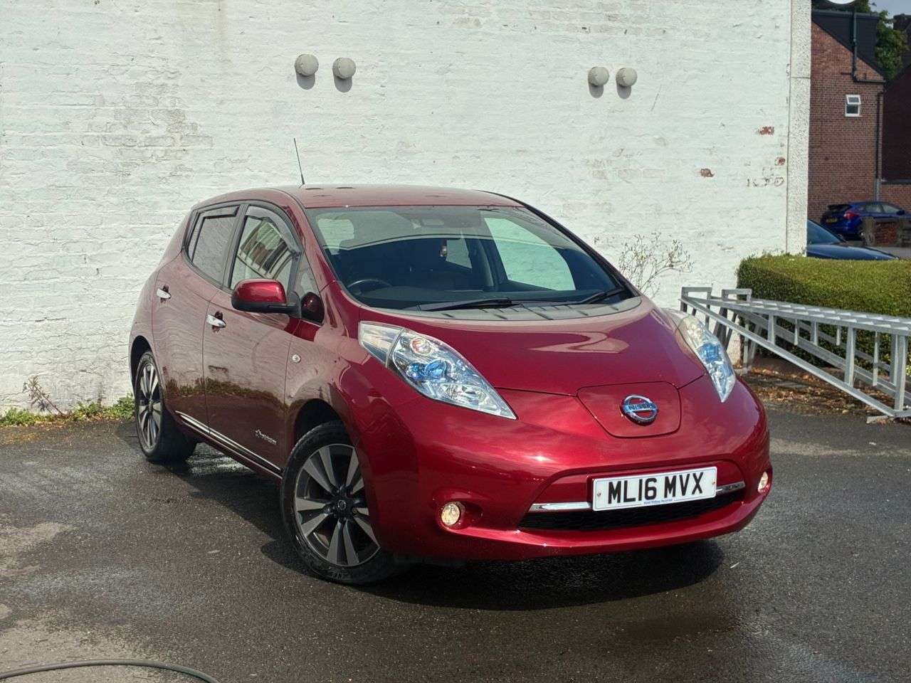 A 2016 NISSAN LEAF 30kWh Tekna Hatchback 5dr Electric Auto (109 bhp) GREAT VALUE FOR MONEY A 2016 NISSAN LEAF 30kWh Tekna Hatchback 5dr Electric Auto (109 bhp) GREAT VALUE FOR MONEY