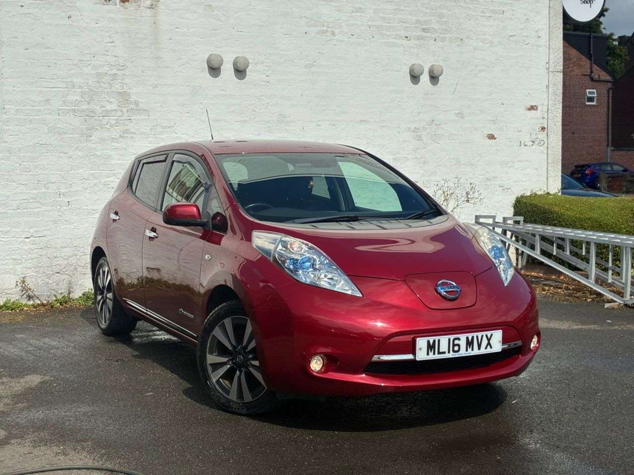 A 2016 NISSAN LEAF 30kWh Tekna Hatchback 5dr Electric Auto (109 bhp) GREAT VALUE FOR MONEY A 2016 NISSAN LEAF 30kWh Tekna Hatchback 5dr Electric Auto (109 bhp) GREAT VALUE FOR MONEY