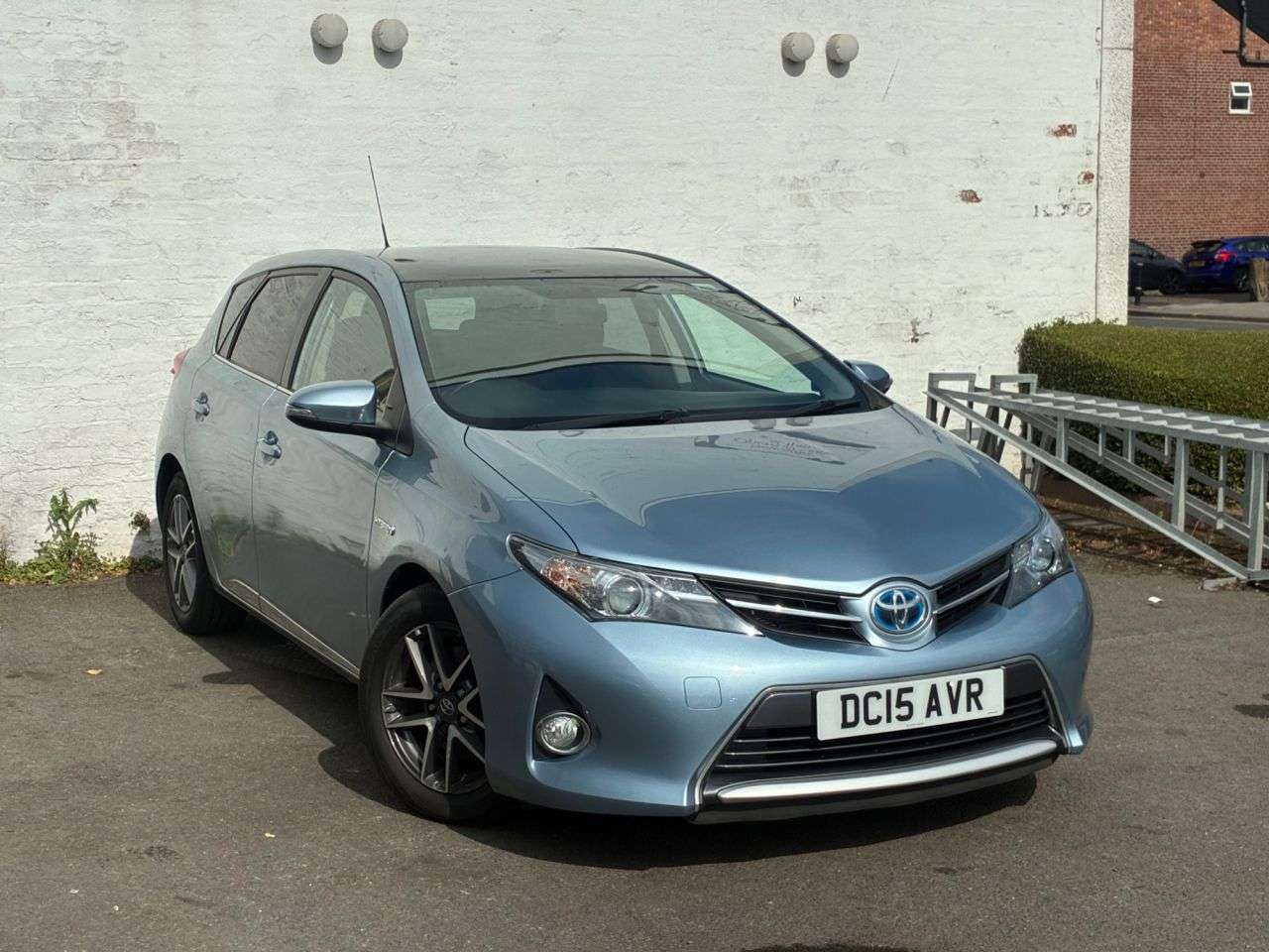 A 2015 TOYOTA AURIS 1.8 VVT-h Icon Plus Hatchback 5dr Petrol Hybrid CVT Euro 5 (s/s) (136 ps) A A 2015 TOYOTA AURIS 1.8 VVT-h Icon Plus Hatchback 5dr Petrol Hybrid CVT Euro 5 (s/s) (136 ps) A