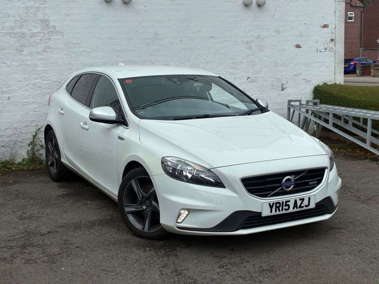 A 2015 VOLVO V40 1.6 D2 R-Design Hatchback 5dr Diesel Powershift Euro 5 (s/s) (115 ps) RECEN A 2015 VOLVO V40 1.6 D2 R-Design Hatchback 5dr Diesel Powershift Euro 5 (s/s) (115 ps) RECEN