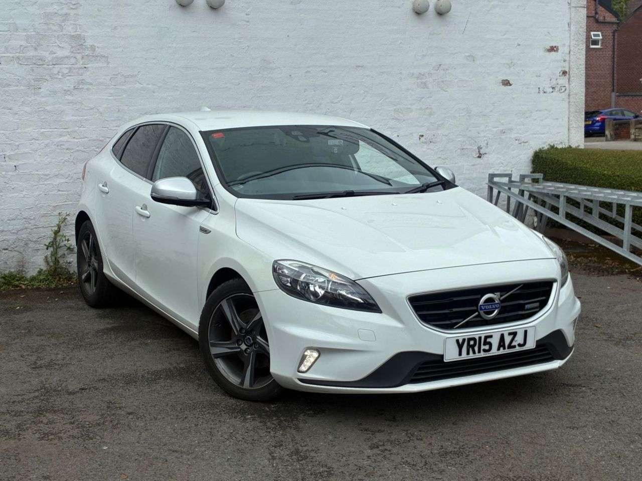 A 2015 VOLVO V40 1.6 D2 R-Design Hatchback 5dr Diesel Powershift Euro 5 (s/s) (115 ps) RECEN A 2015 VOLVO V40 1.6 D2 R-Design Hatchback 5dr Diesel Powershift Euro 5 (s/s) (115 ps) RECEN