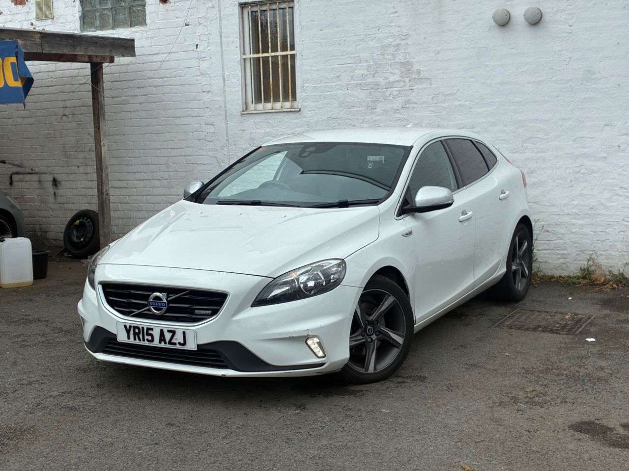 A 2015 VOLVO V40 1.6 D2 R-Design Hatchback 5dr Diesel Powershift Euro 5 (s/s) (115 ps) RECEN A 2015 VOLVO V40 1.6 D2 R-Design Hatchback 5dr Diesel Powershift Euro 5 (s/s) (115 ps) RECEN