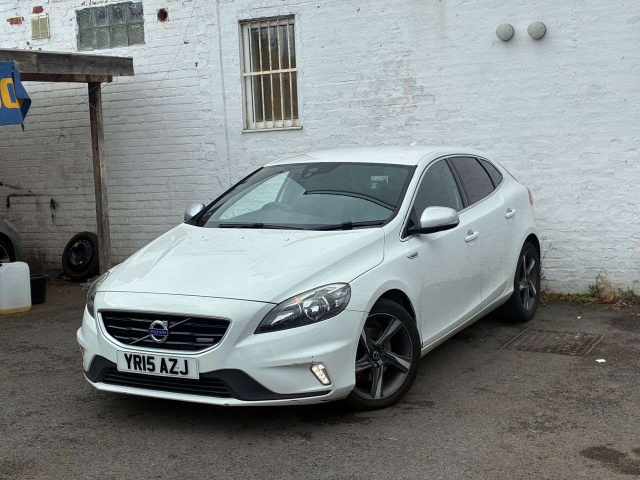 A 2015 VOLVO V40 1.6 D2 R-Design Hatchback 5dr Diesel Powershift Euro 5 (s/s) (115 ps) RECEN A 2015 VOLVO V40 1.6 D2 R-Design Hatchback 5dr Diesel Powershift Euro 5 (s/s) (115 ps) RECEN