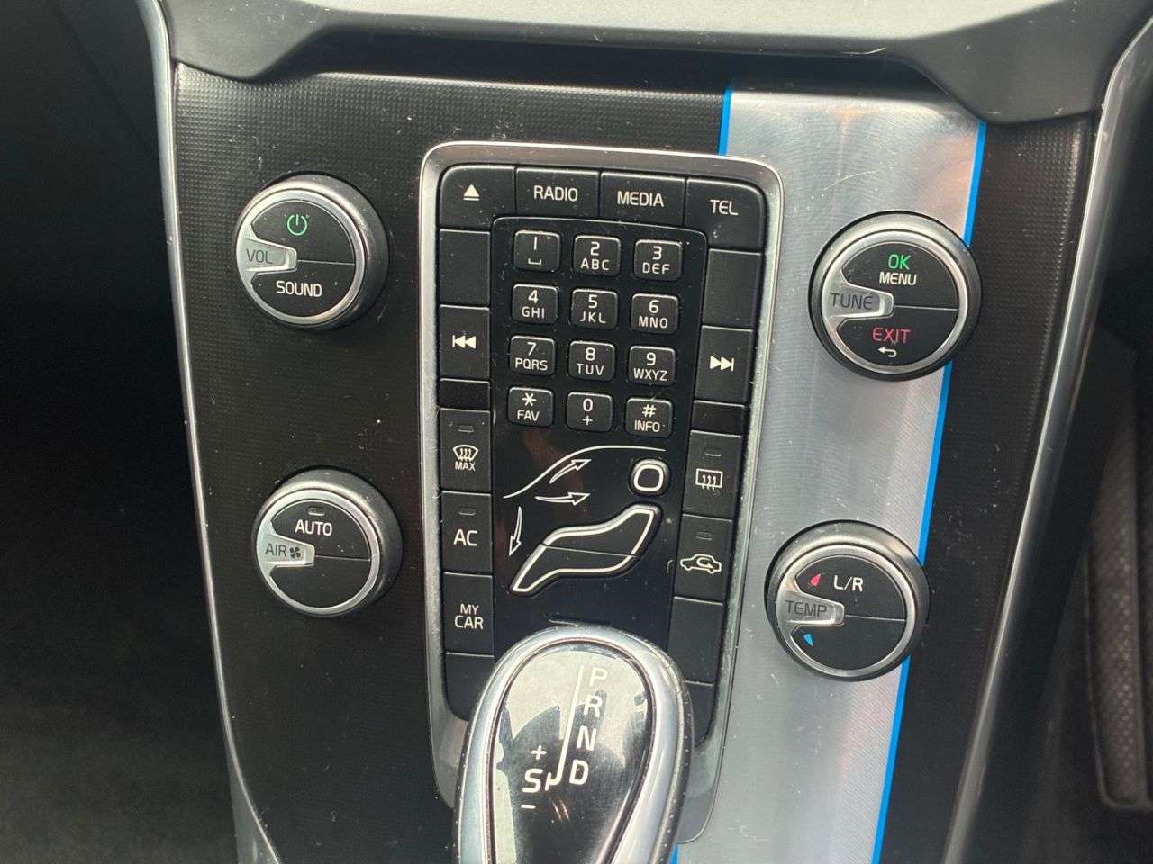 2015 VOLVO V40 2015 VOLVO V40