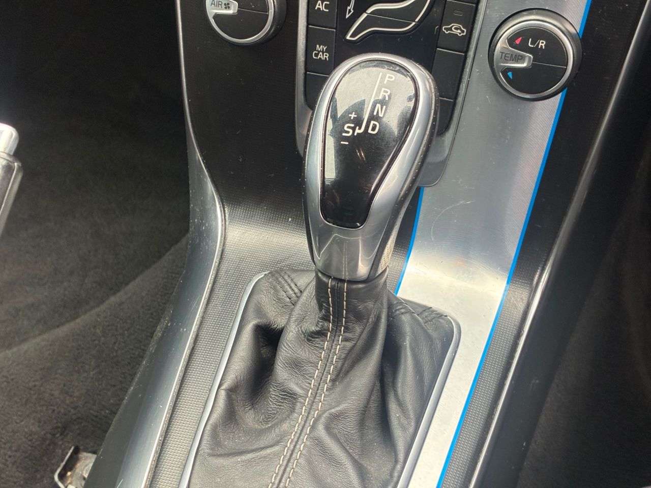 2015 VOLVO V40 2015 VOLVO V40