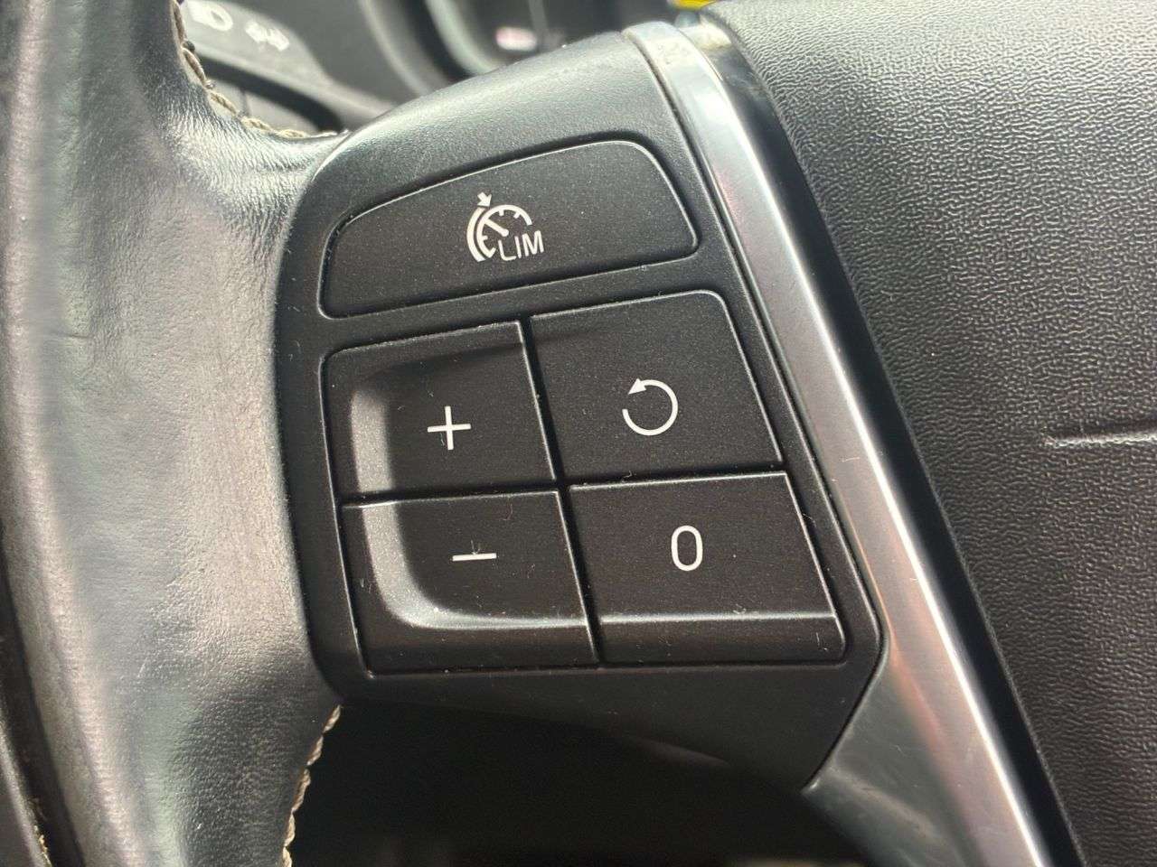 2015 VOLVO V40 2015 VOLVO V40