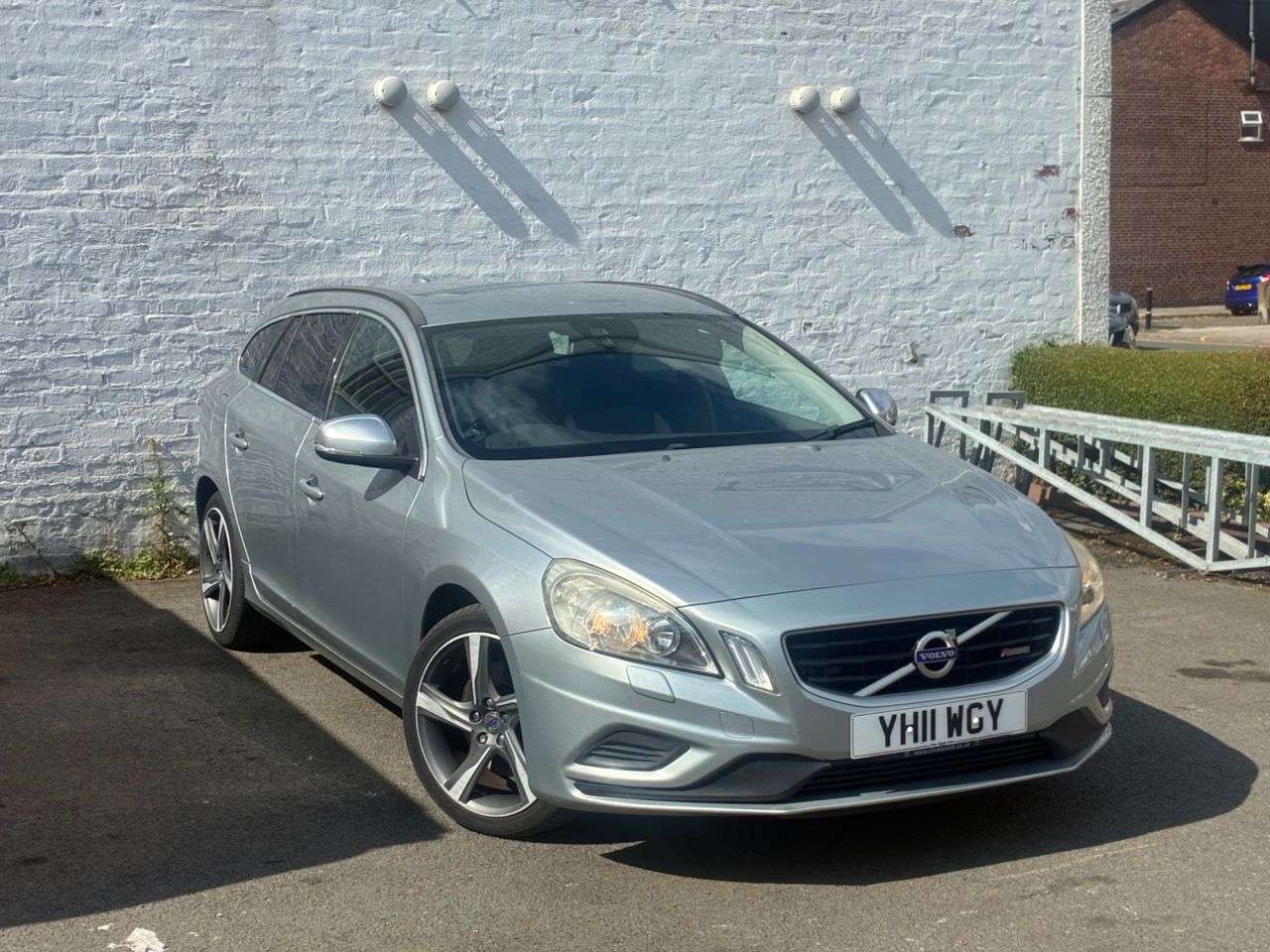 A 2011 VOLVO V60 2.4 D5 R-Design Estate 5dr Diesel Geartronic Euro 5 (205 ps) RECENTLY SERVI A 2011 VOLVO V60 2.4 D5 R-Design Estate 5dr Diesel Geartronic Euro 5 (205 ps) RECENTLY SERVI