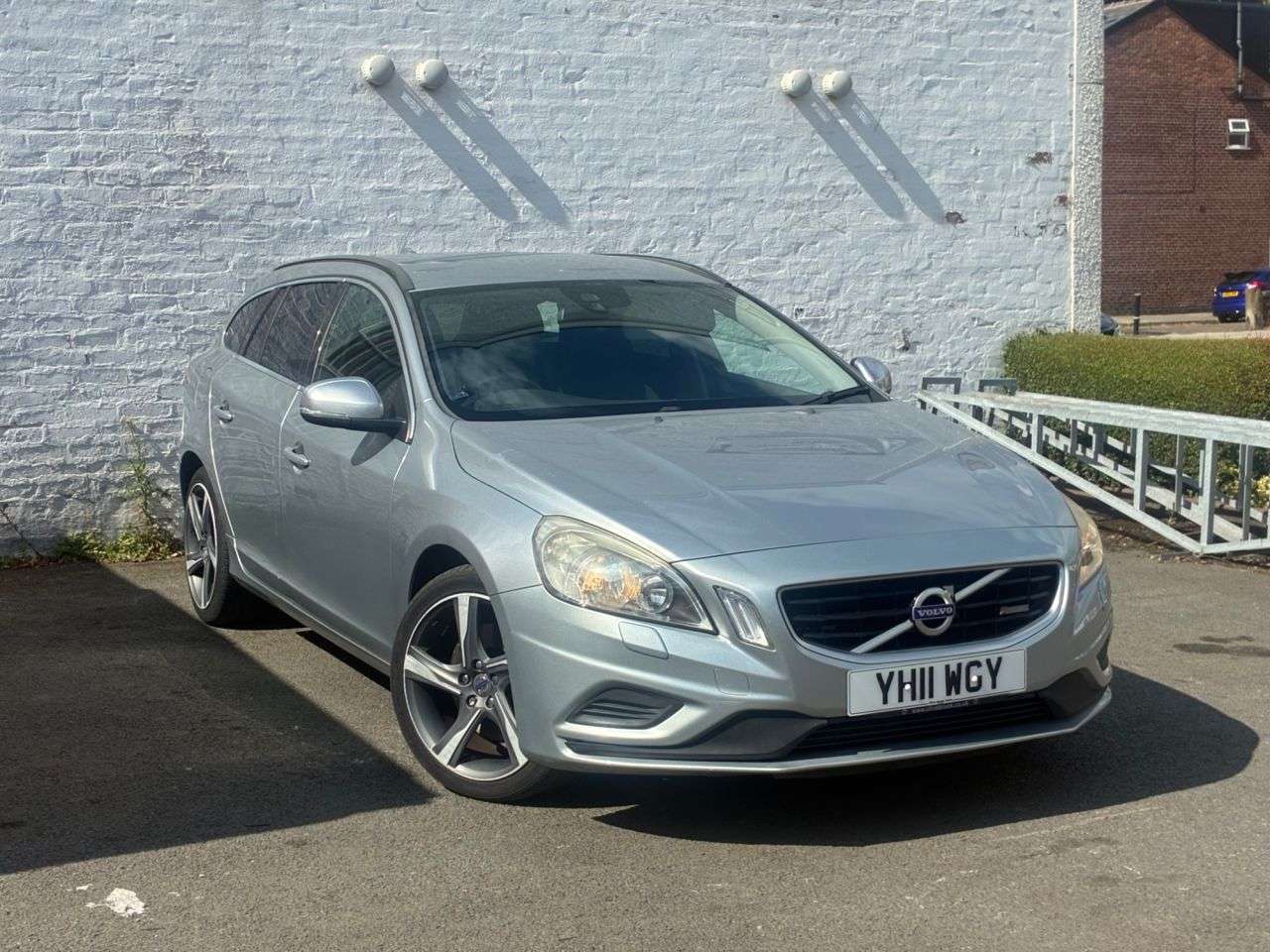 A 2011 VOLVO V60 2.4 D5 R-Design Estate 5dr Diesel Geartronic Euro 5 (205 ps) RECENTLY SERVI A 2011 VOLVO V60 2.4 D5 R-Design Estate 5dr Diesel Geartronic Euro 5 (205 ps) RECENTLY SERVI