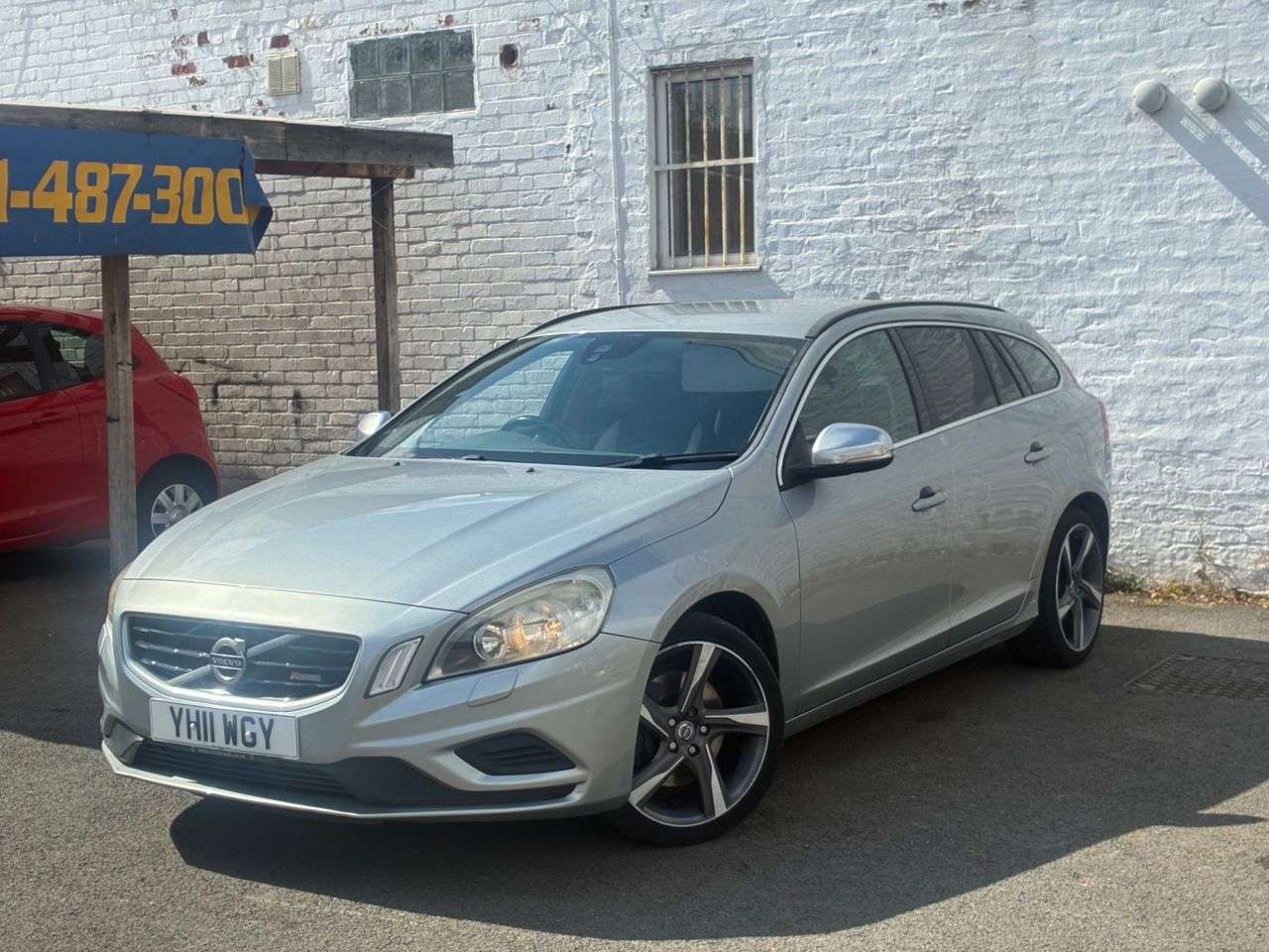 A 2011 VOLVO V60 2.4 D5 R-Design Estate 5dr Diesel Geartronic Euro 5 (205 ps) RECENTLY SERVI A 2011 VOLVO V60 2.4 D5 R-Design Estate 5dr Diesel Geartronic Euro 5 (205 ps) RECENTLY SERVI