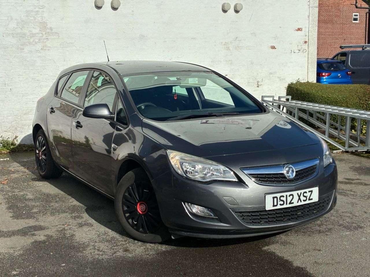 A 2012 VAUXHALL ASTRA 1.4 16v Exclusiv Hatchback 5dr Petrol Manual Euro 5 (100 ps) 2 KEYS AIR CON A 2012 VAUXHALL ASTRA 1.4 16v Exclusiv Hatchback 5dr Petrol Manual Euro 5 (100 ps) 2 KEYS AIR CON