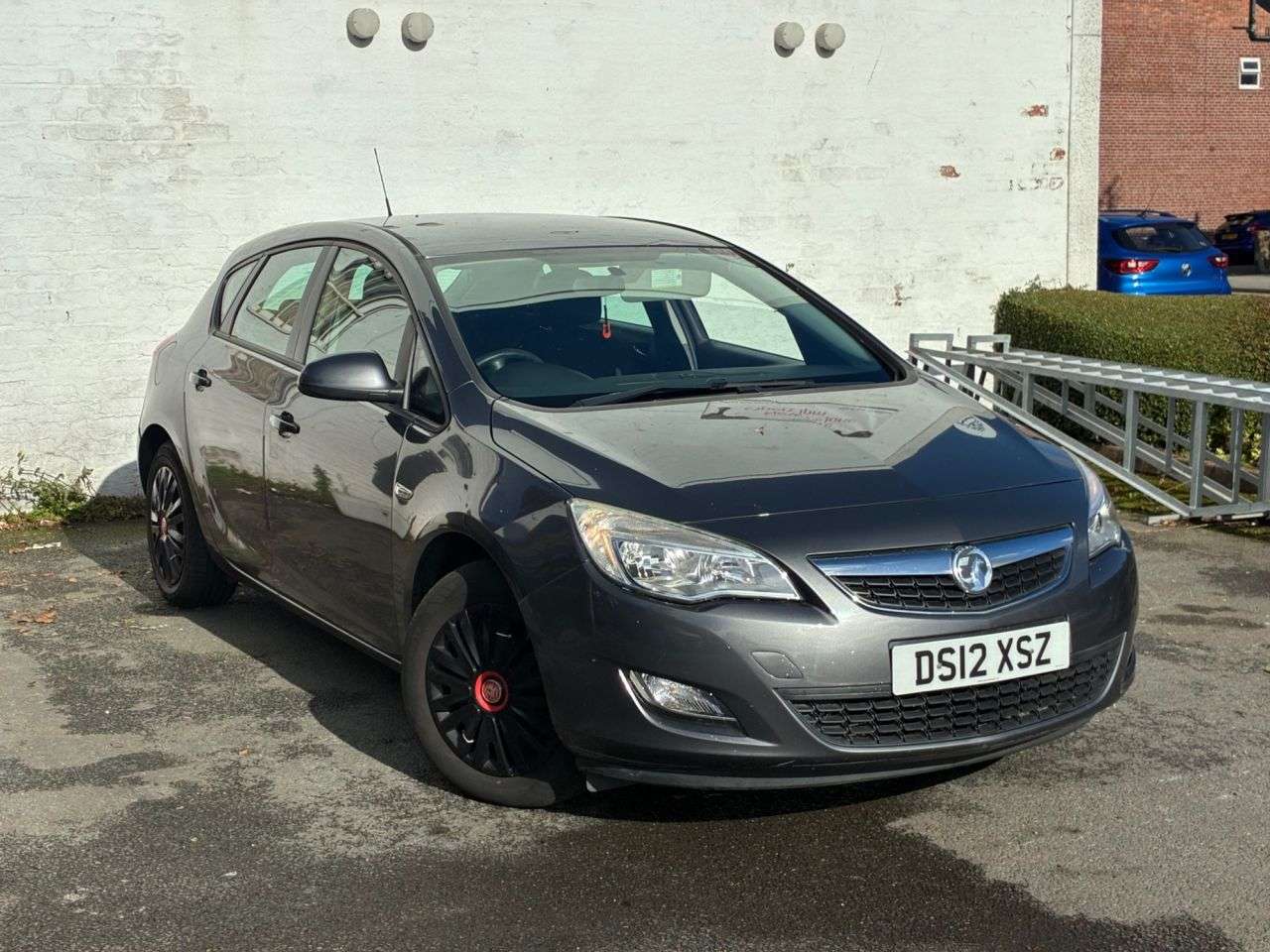A 2012 VAUXHALL ASTRA 1.4 16v Exclusiv Hatchback 5dr Petrol Manual Euro 5 (100 ps) 2 KEYS AIR CON A 2012 VAUXHALL ASTRA 1.4 16v Exclusiv Hatchback 5dr Petrol Manual Euro 5 (100 ps) 2 KEYS AIR CON