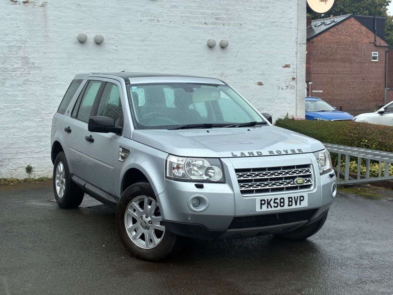 A 2008 LAND ROVER FREELANDER 2 2.2 TD4 SE SUV 5dr Diesel Auto 4WD Euro 4 (160 ps) LOW MILEAGE, MOT 08/2027 A 2008 LAND ROVER FREELANDER 2 2.2 TD4 SE SUV 5dr Diesel Auto 4WD Euro 4 (160 ps) LOW MILEAGE, MOT 08/2027