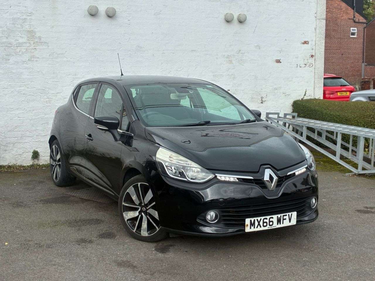 A 2016 RENAULT CLIO 1.5 dCi Dynamique S Nav Hatchback 5dr Diesel Manual Euro 6 (s/s) (90 ps) CO A 2016 RENAULT CLIO 1.5 dCi Dynamique S Nav Hatchback 5dr Diesel Manual Euro 6 (s/s) (90 ps) CO