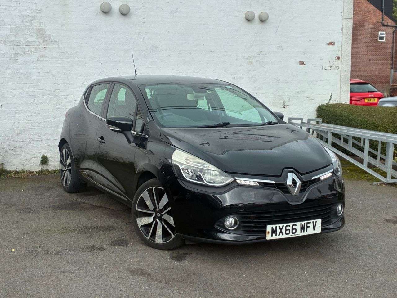 A 2016 RENAULT CLIO 1.5 dCi Dynamique S Nav Hatchback 5dr Diesel Manual Euro 6 (s/s) (90 ps) CO A 2016 RENAULT CLIO 1.5 dCi Dynamique S Nav Hatchback 5dr Diesel Manual Euro 6 (s/s) (90 ps) CO