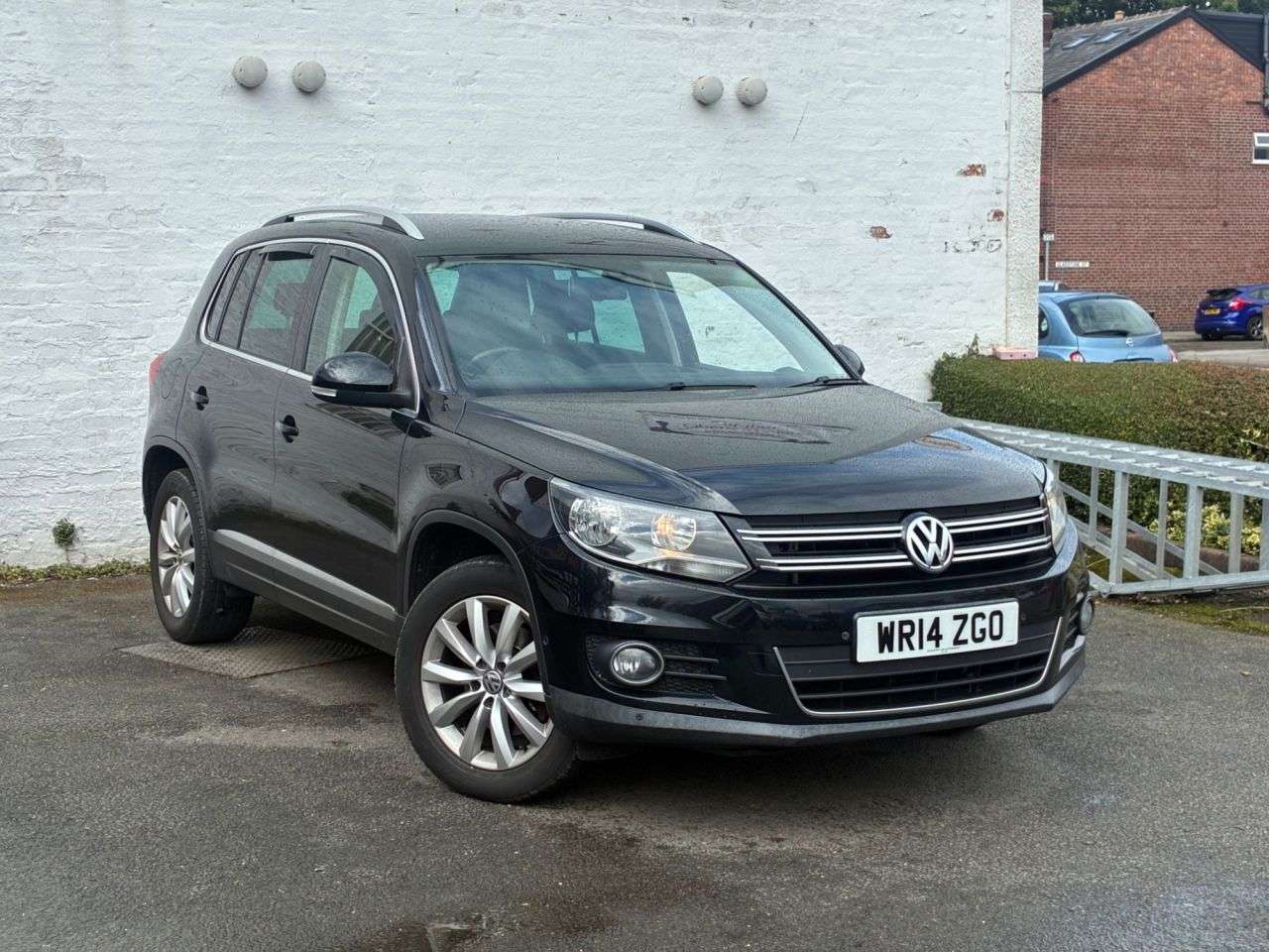 A 2014 VOLKSWAGEN TIGUAN 2.0 TDI BlueMotion Tech Match SUV 5dr Diesel Manual 4WD Euro 5 (s/s) (140 p A 2014 VOLKSWAGEN TIGUAN 2.0 TDI BlueMotion Tech Match SUV 5dr Diesel Manual 4WD Euro 5 (s/s) (140 p