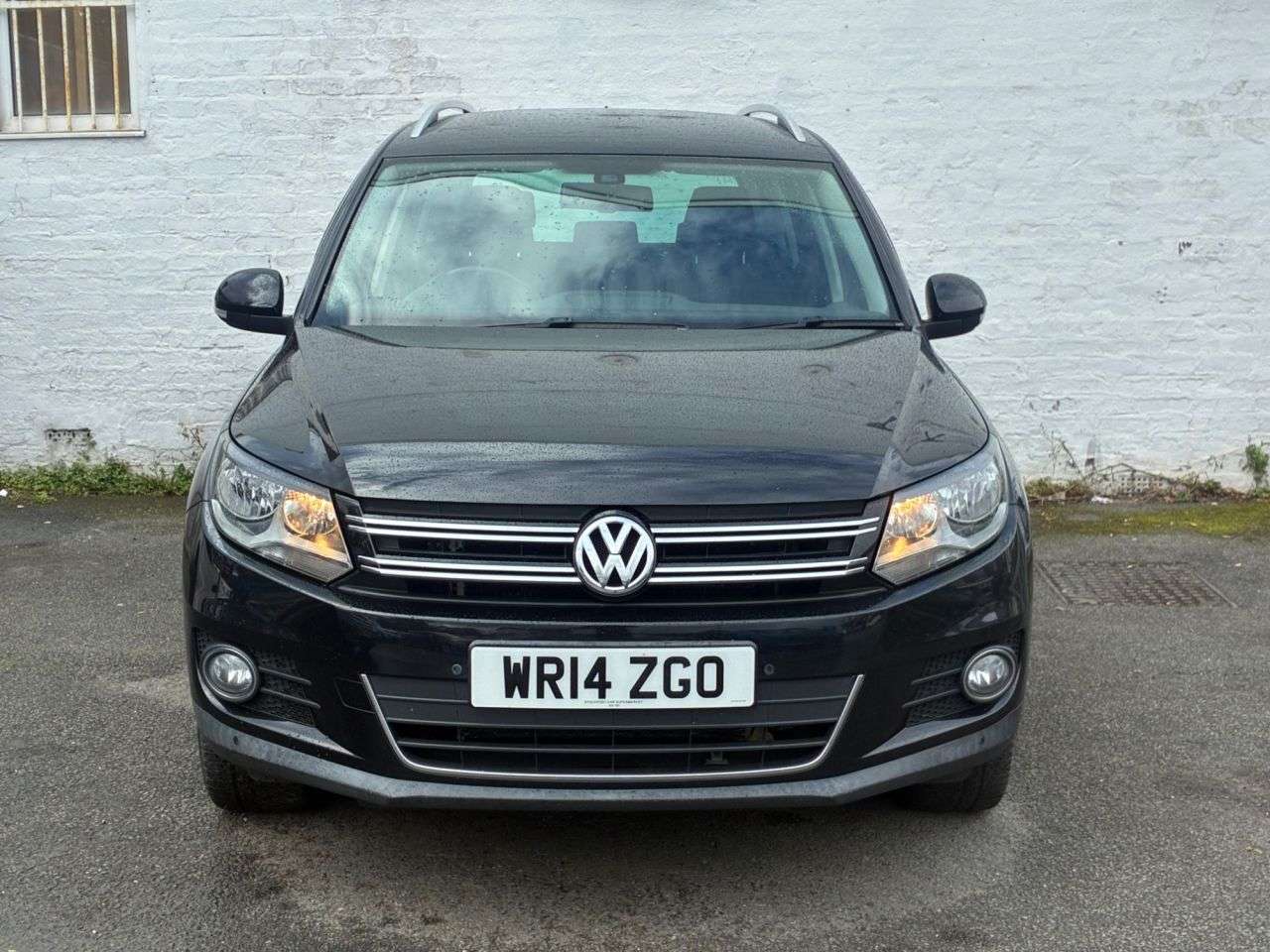 A 2014 VOLKSWAGEN TIGUAN 2.0 TDI BlueMotion Tech Match SUV 5dr Diesel Manual 4WD Euro 5 (s/s) (140 p A 2014 VOLKSWAGEN TIGUAN 2.0 TDI BlueMotion Tech Match SUV 5dr Diesel Manual 4WD Euro 5 (s/s) (140 p
