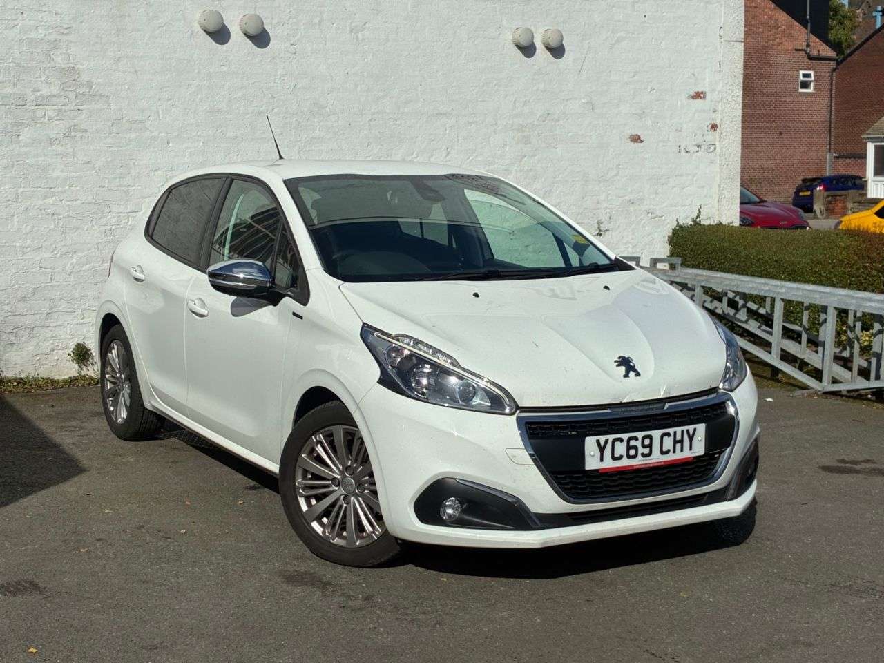 A 2019 PEUGEOT 208 1.2 PureTech Signature Hatchback 5dr Petrol Manual Euro 6 (s/s) (82 ps) * F A 2019 PEUGEOT 208 1.2 PureTech Signature Hatchback 5dr Petrol Manual Euro 6 (s/s) (82 ps) * F