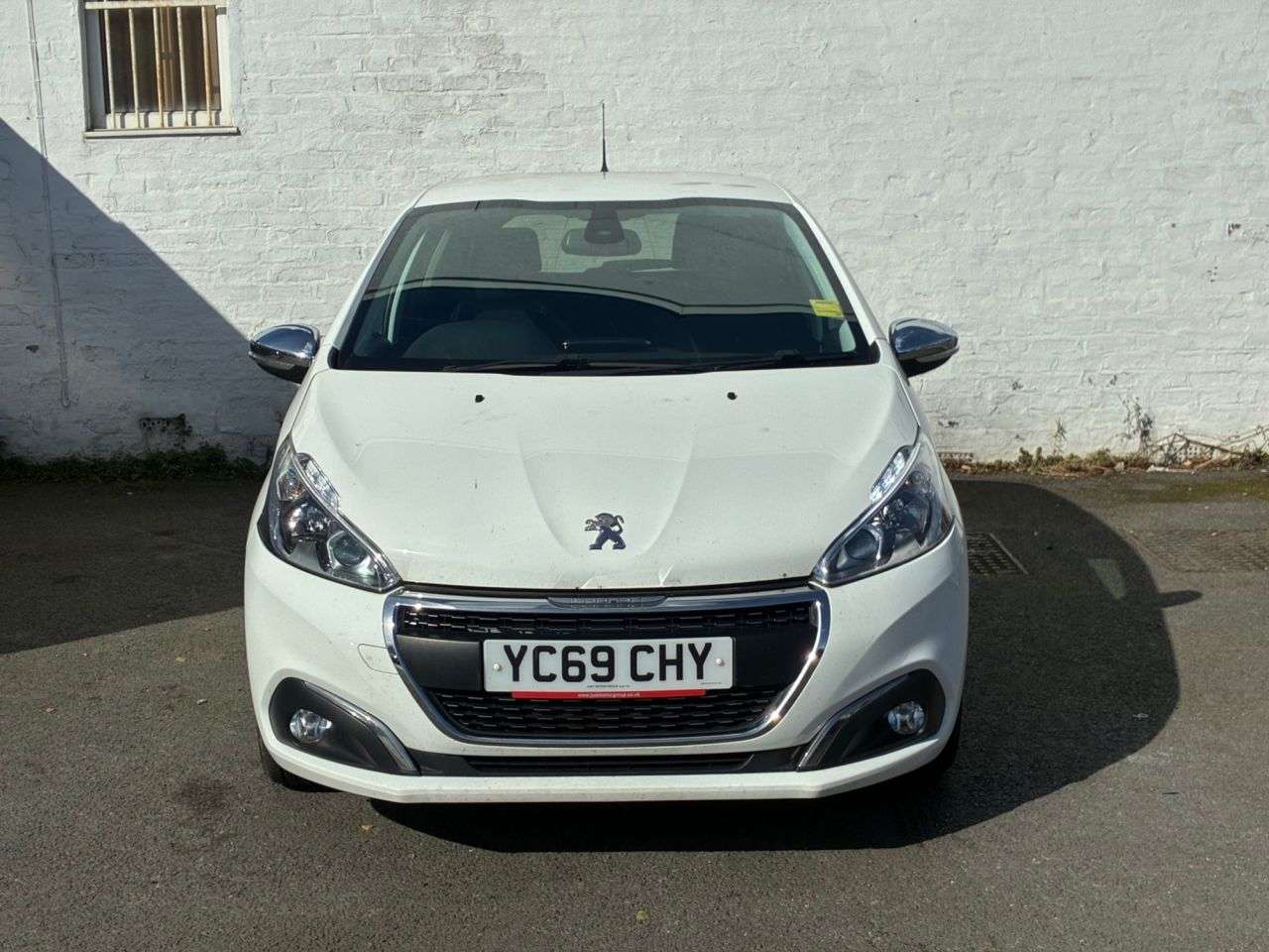 A 2019 PEUGEOT 208 1.2 PureTech Signature Hatchback 5dr Petrol Manual Euro 6 (s/s) (82 ps) * F A 2019 PEUGEOT 208 1.2 PureTech Signature Hatchback 5dr Petrol Manual Euro 6 (s/s) (82 ps) * F