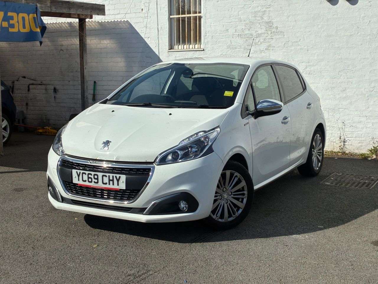 A 2019 PEUGEOT 208 1.2 PureTech Signature Hatchback 5dr Petrol Manual Euro 6 (s/s) (82 ps) * F A 2019 PEUGEOT 208 1.2 PureTech Signature Hatchback 5dr Petrol Manual Euro 6 (s/s) (82 ps) * F