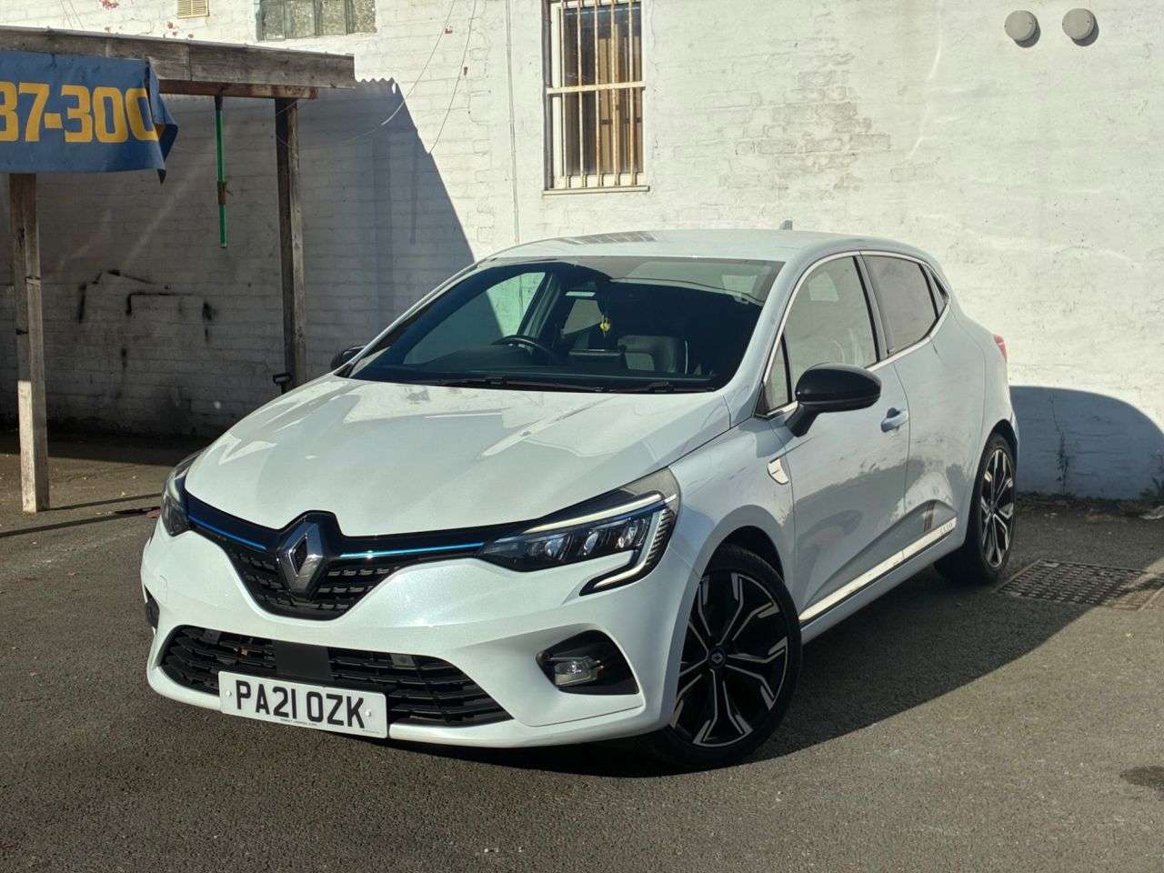 A 2021 RENAULT CLIO 1.6 E-TECH Launch Edition Hatchback 5dr Petrol Hybrid Auto Euro 6 (s/s) (14 A 2021 RENAULT CLIO 1.6 E-TECH Launch Edition Hatchback 5dr Petrol Hybrid Auto Euro 6 (s/s) (14