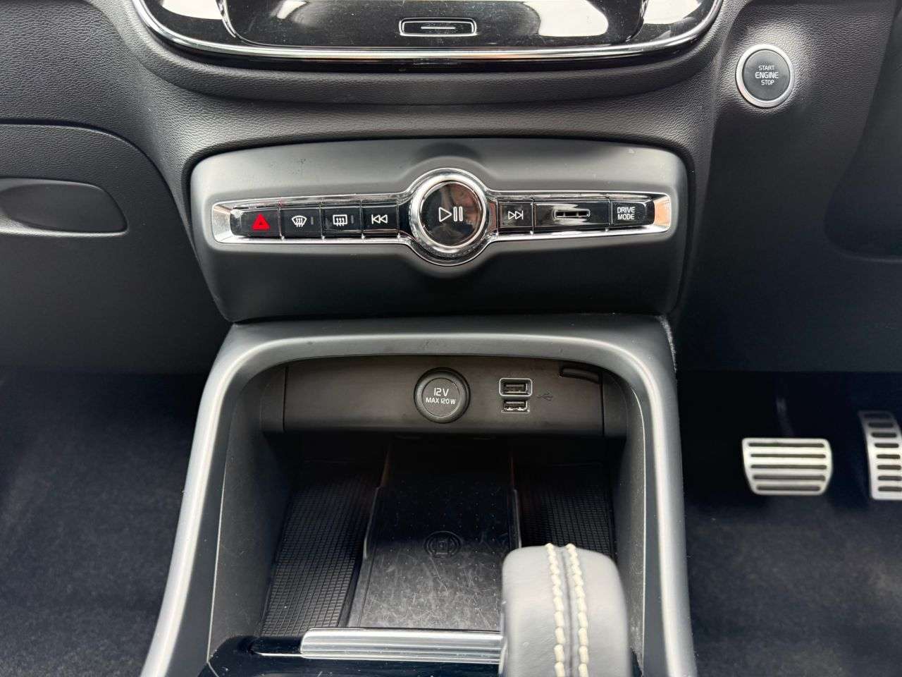 2021 VOLVO XC40 2021 VOLVO XC40