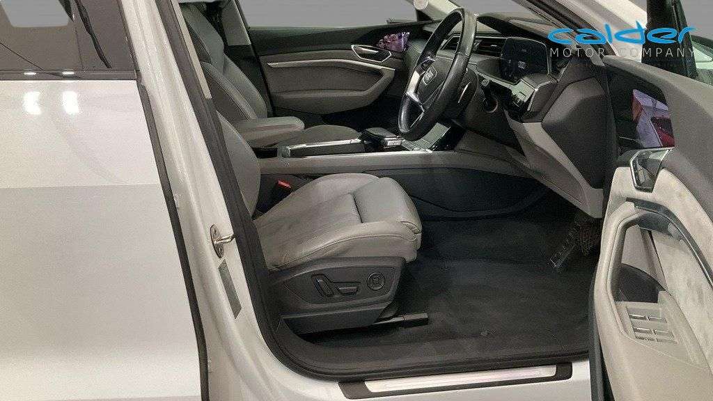 A 2019 AUDI E-TRON 55 Launch Edition SUV 5dr Electric Auto quattro 95kWh (408 ps) FULL AUDI SE A 2019 AUDI E-TRON 55 Launch Edition SUV 5dr Electric Auto quattro 95kWh (408 ps) FULL AUDI SE