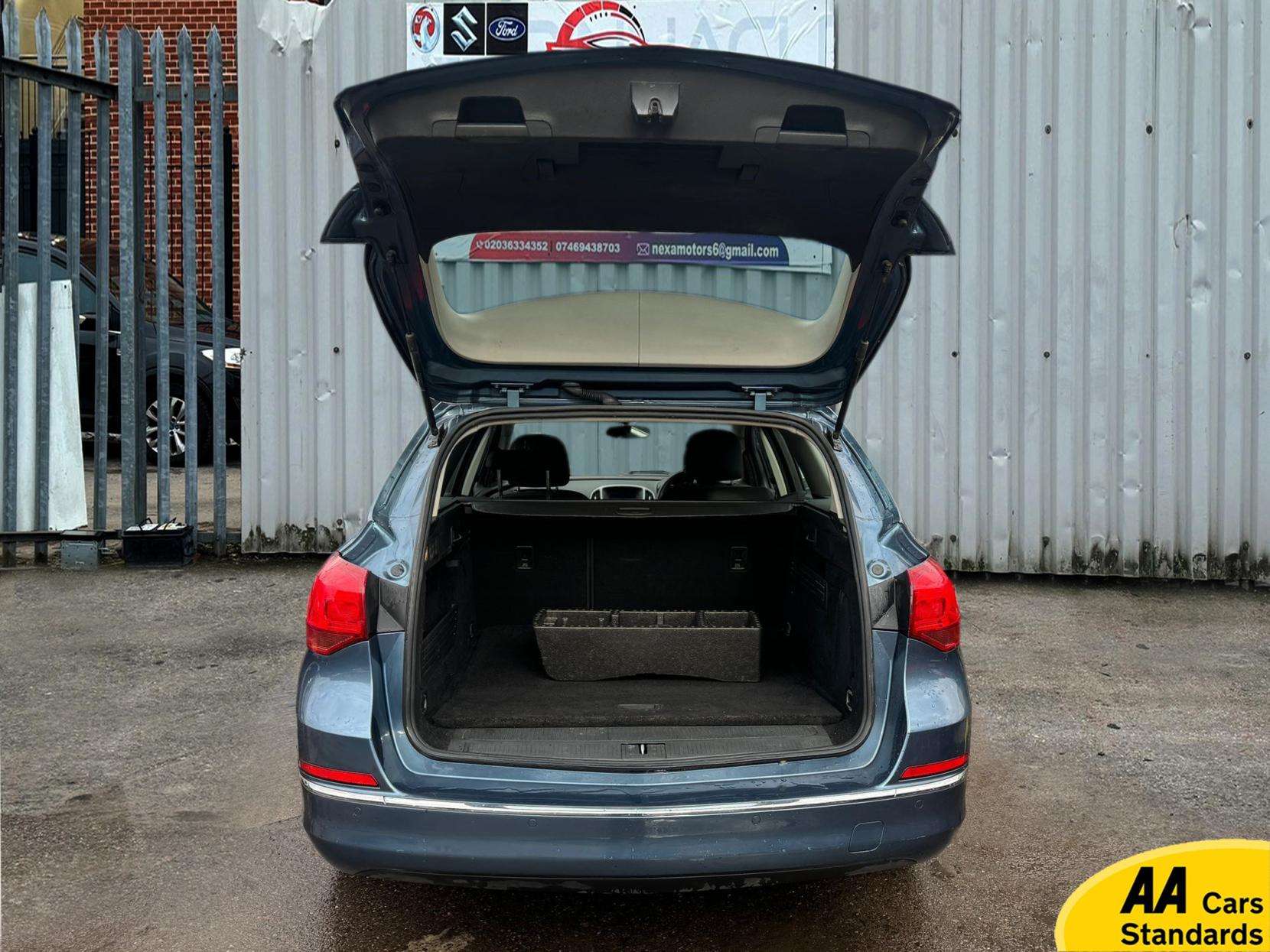 A 2012 VAUXHALL ASTRA 1.6 16V Exclusiv Sports Tourer 5dr Petrol Auto Euro 5 (115 ps) A 2012 VAUXHALL ASTRA 1.6 16V Exclusiv Sports Tourer 5dr Petrol Auto Euro 5 (115 ps)