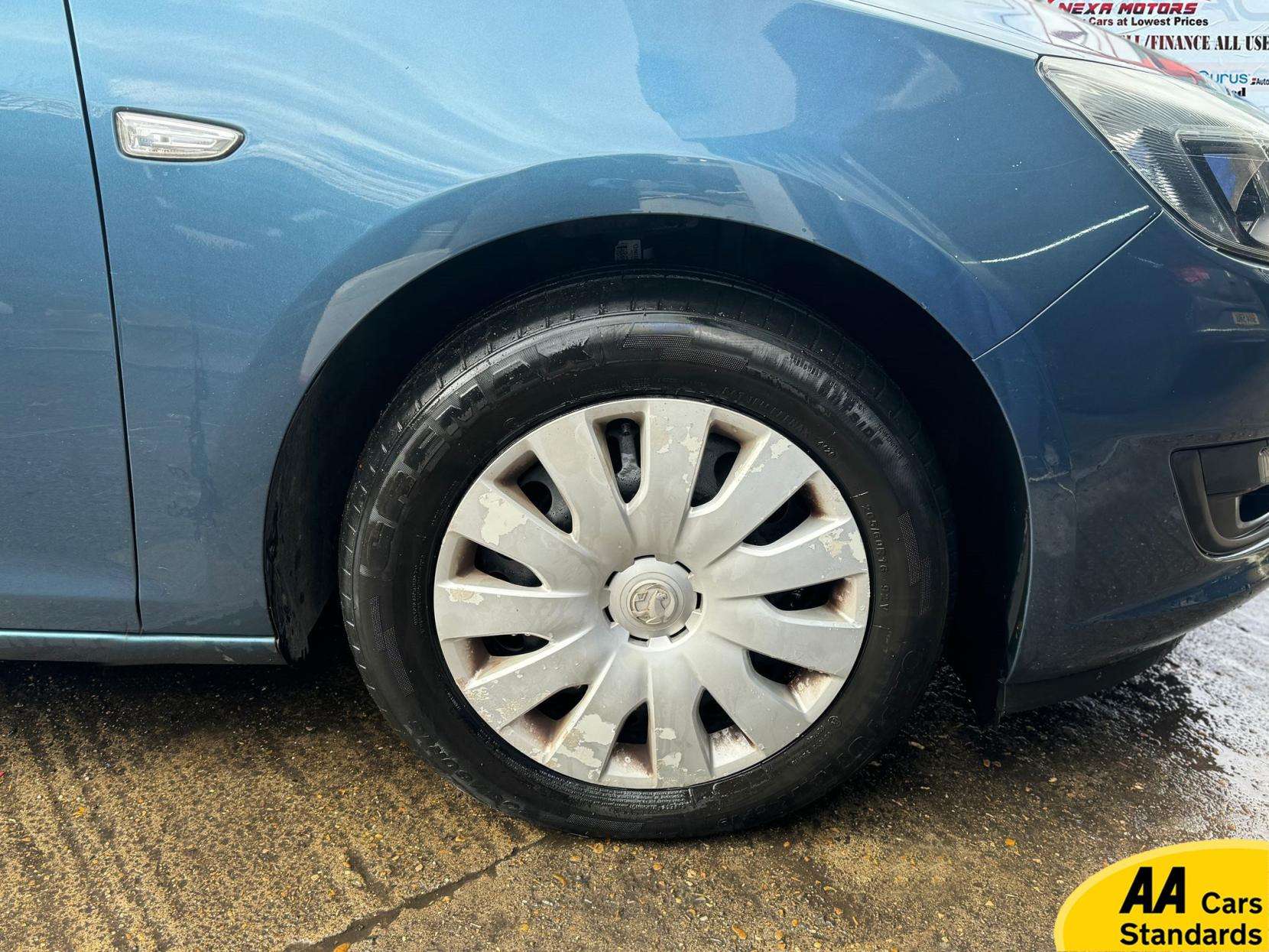 A 2012 VAUXHALL ASTRA 1.6 16V Exclusiv Sports Tourer 5dr Petrol Auto Euro 5 (115 ps) A 2012 VAUXHALL ASTRA 1.6 16V Exclusiv Sports Tourer 5dr Petrol Auto Euro 5 (115 ps)