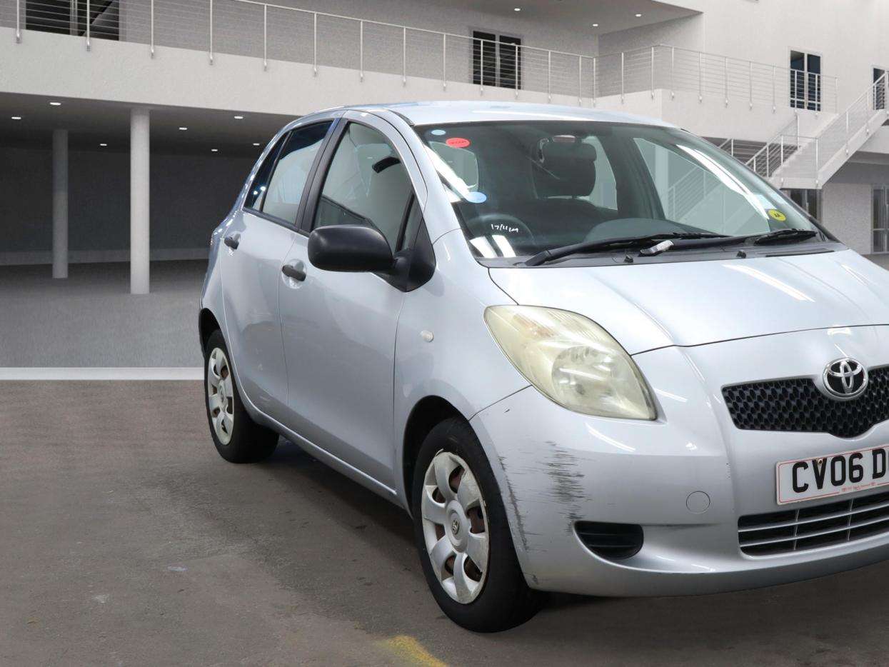 A 2006 TOYOTA YARIS 1.0 VVT-i T2 Hatchback 5dr Petrol Manual (127 g/km, 67 bhp) A 2006 TOYOTA YARIS 1.0 VVT-i T2 Hatchback 5dr Petrol Manual (127 g/km, 67 bhp)