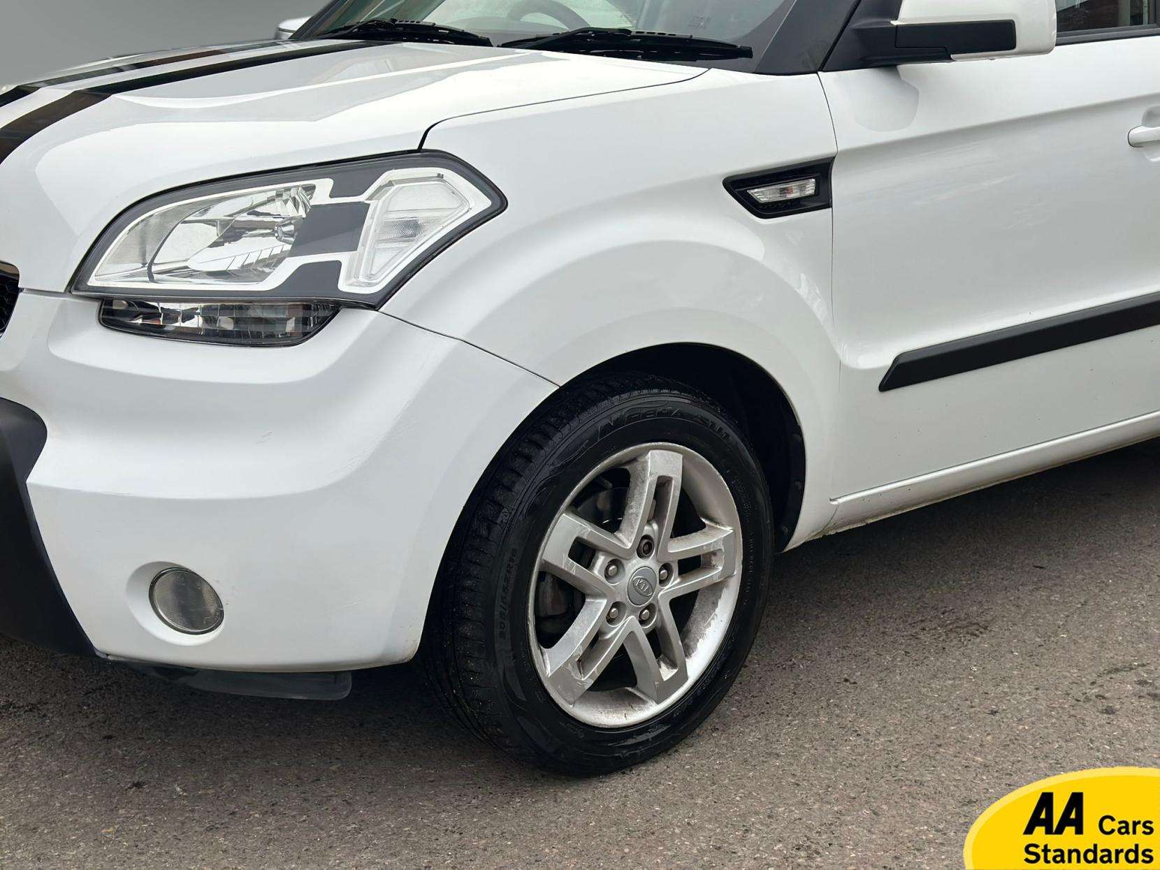 A 2011 KIA SOUL 1.6 CRDi 2 SUV 5dr Diesel Auto Euro 4 (126 bhp) A 2011 KIA SOUL 1.6 CRDi 2 SUV 5dr Diesel Auto Euro 4 (126 bhp)