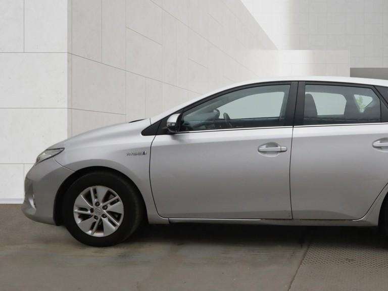 A 2014 TOYOTA AURIS 1.8 VVT-h Icon Hatchback 5dr Petrol Hybrid CVT Euro 5 (s/s) (136 ps) A 2014 TOYOTA AURIS 1.8 VVT-h Icon Hatchback 5dr Petrol Hybrid CVT Euro 5 (s/s) (136 ps)